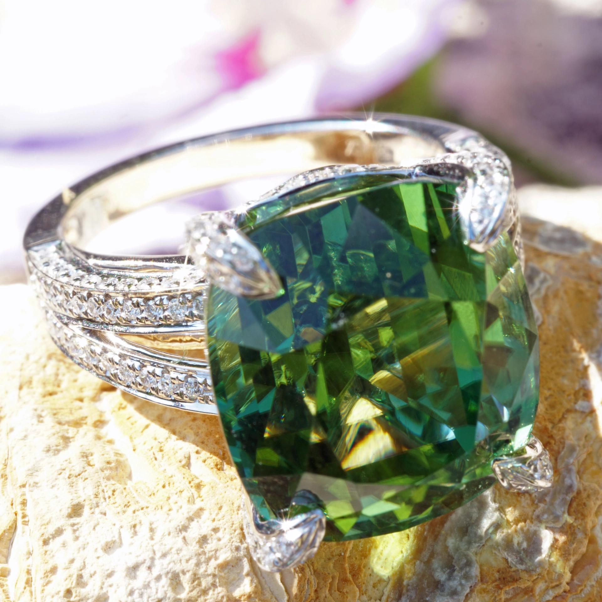 what a kind of magic...a magnific green light mint tourmalin, 14.64 ct, loupeclean