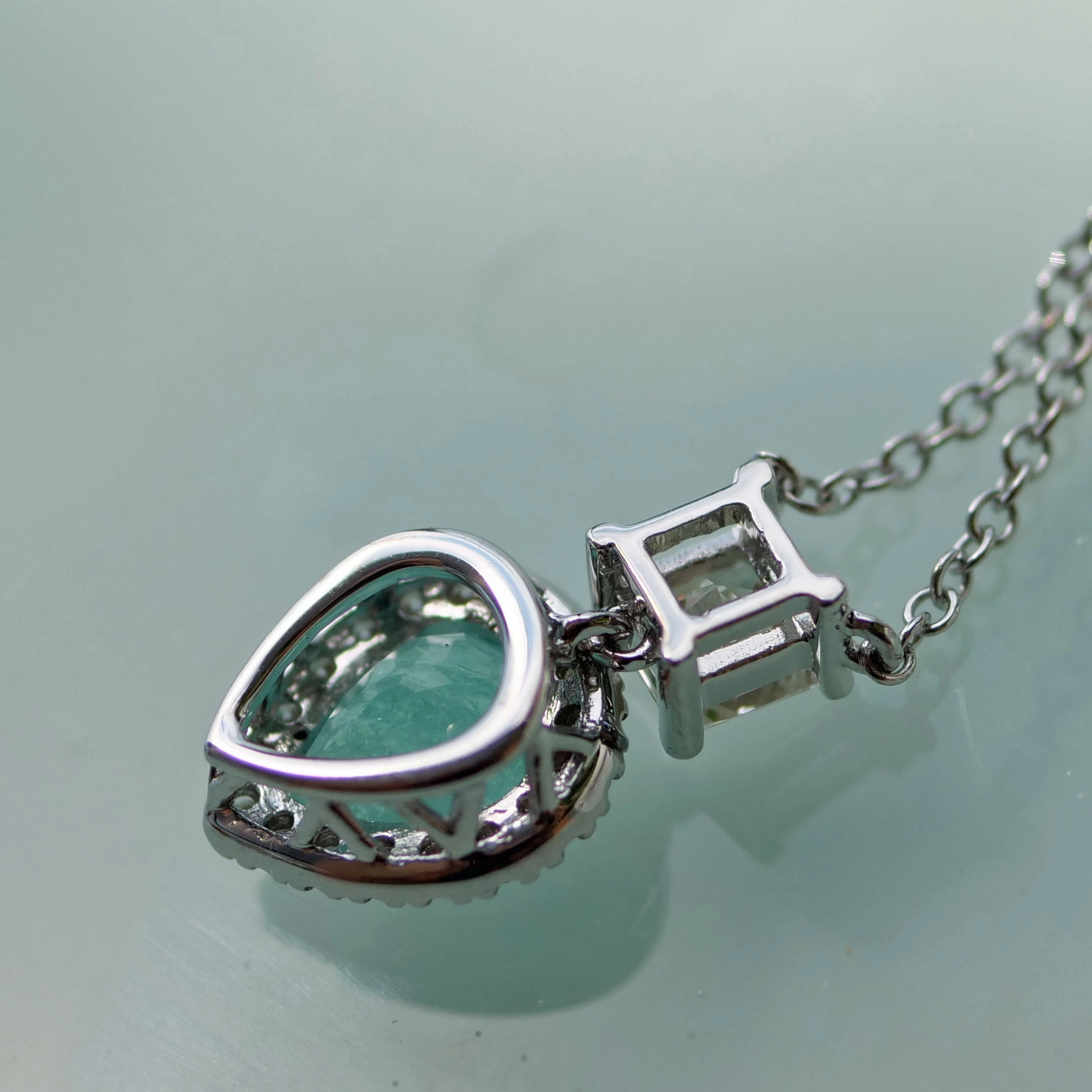 great paraiba turmalin of 1.18 ct, AAA brilliant. swimmingpool blue-green color, original from brasil, 18 kt whitegold, combinated with a princess cut diamond 0.36 ct