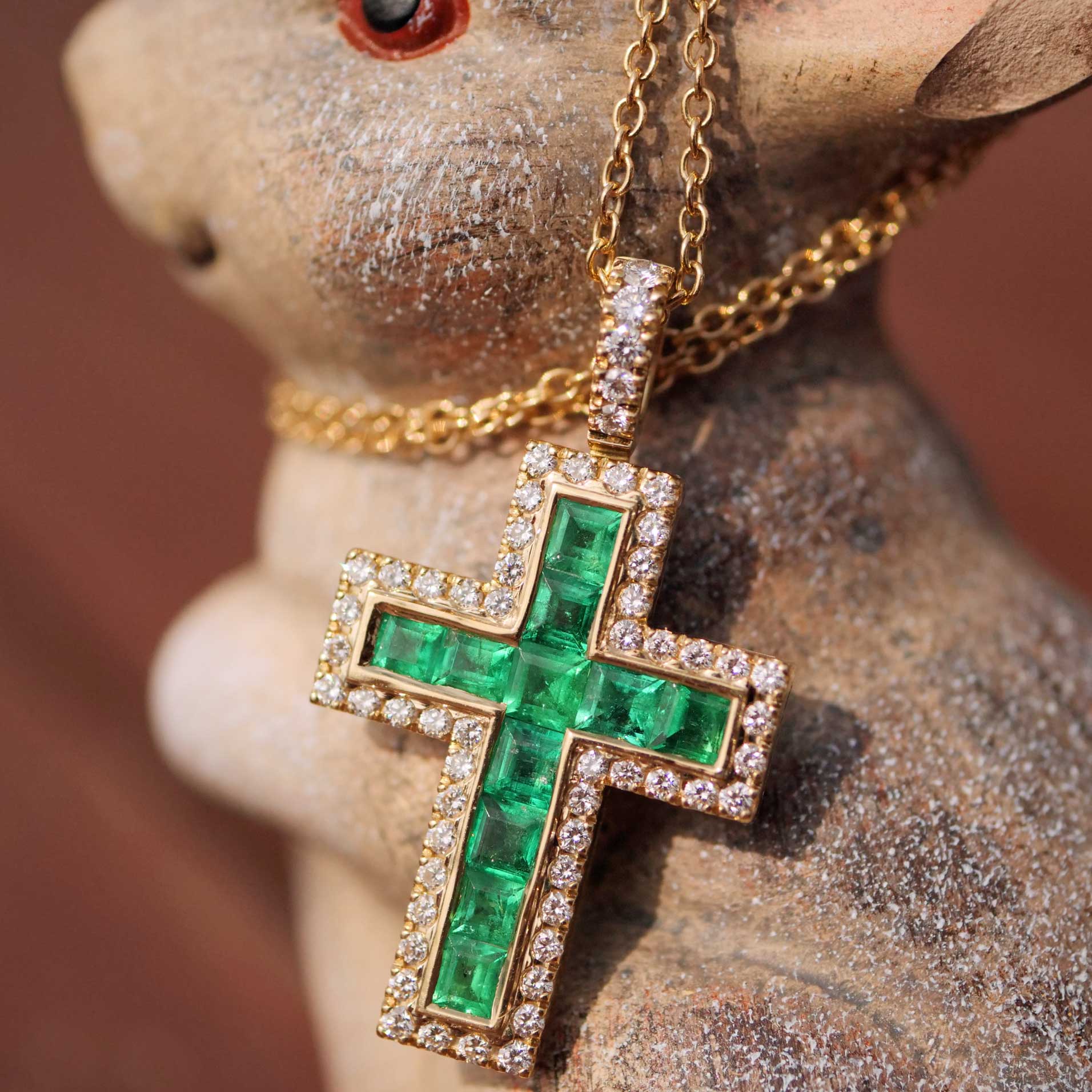 Bright Green AAA+ Panshir Emerald Brilliant Cross with Chain in 750 Yellow Gold - 0.98 ct 0.38 ct TW VS