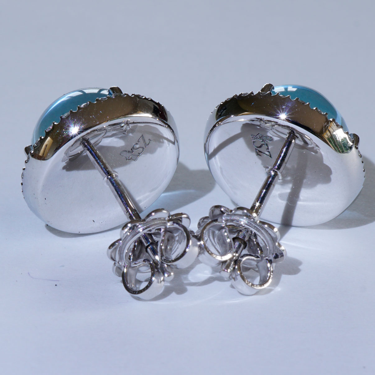 Bluetopas Brilliant Earstuds..deepblue Bubble...18 kt Whitegold....magical World