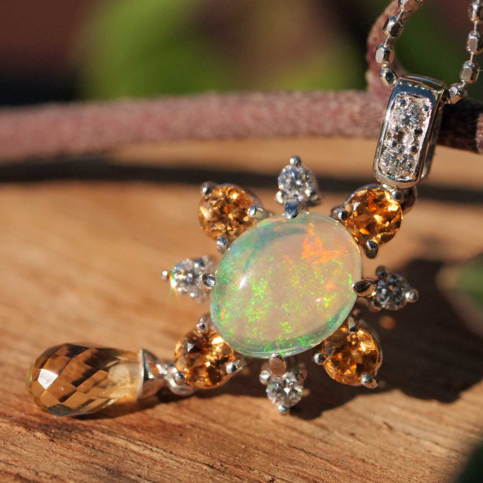 Adorable Full Opal Mandarin Garnet Pendant with Brilliant-Cut Diamonds 0.67 0.07 ct with Chain 750 White Gold