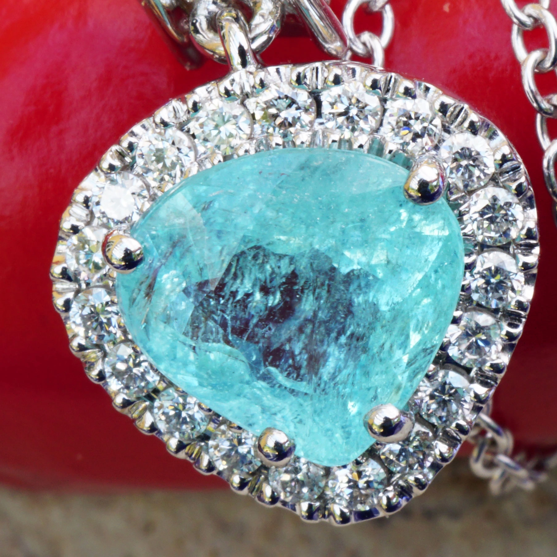 great paraiba turmalin of 128 ct, AAA brilliant. swimmingpool blue-green 18 kt whitegold