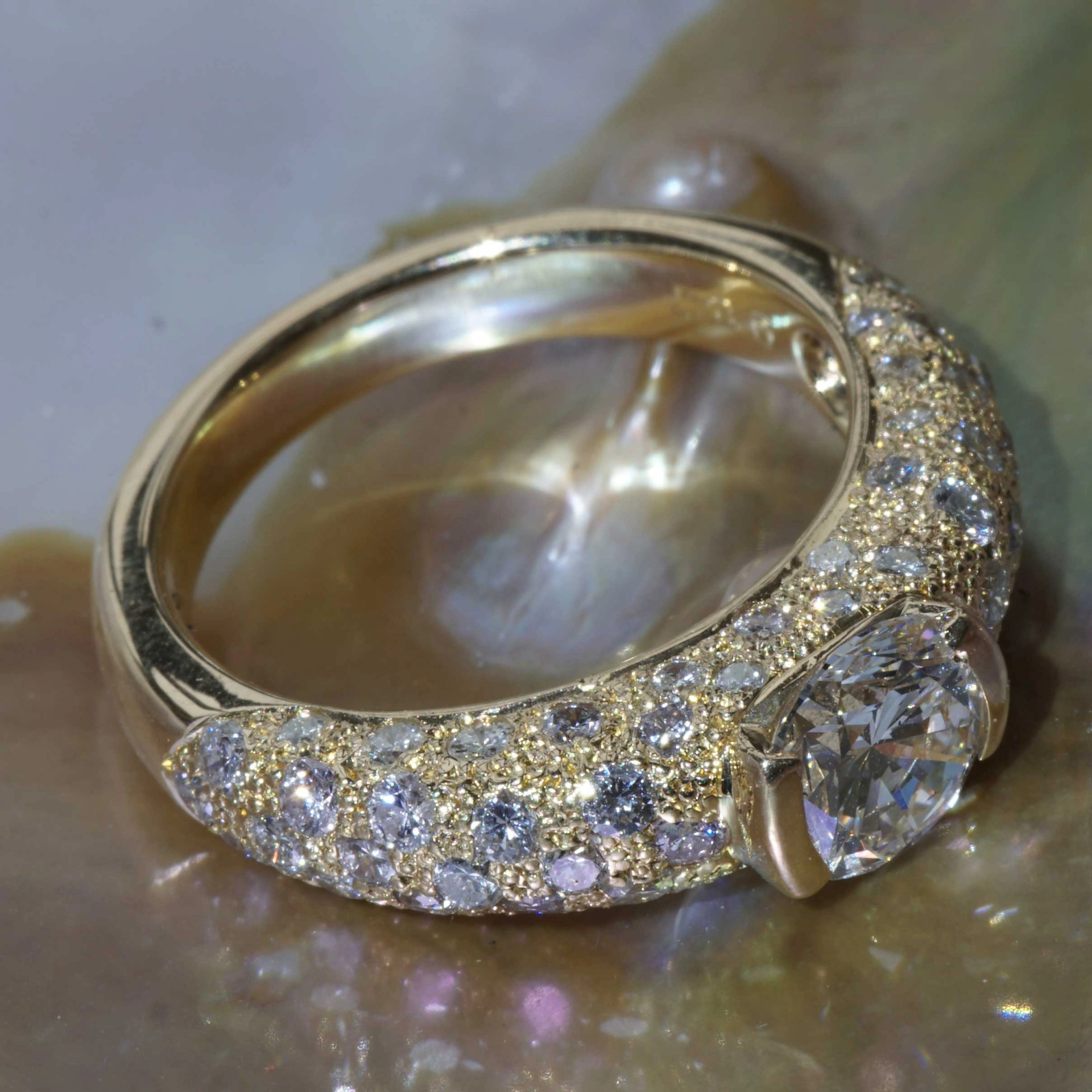 Solitaire Brilliant Ring 18 kt Yellowgold 0.847 ct TW SI nugget shaped Surface