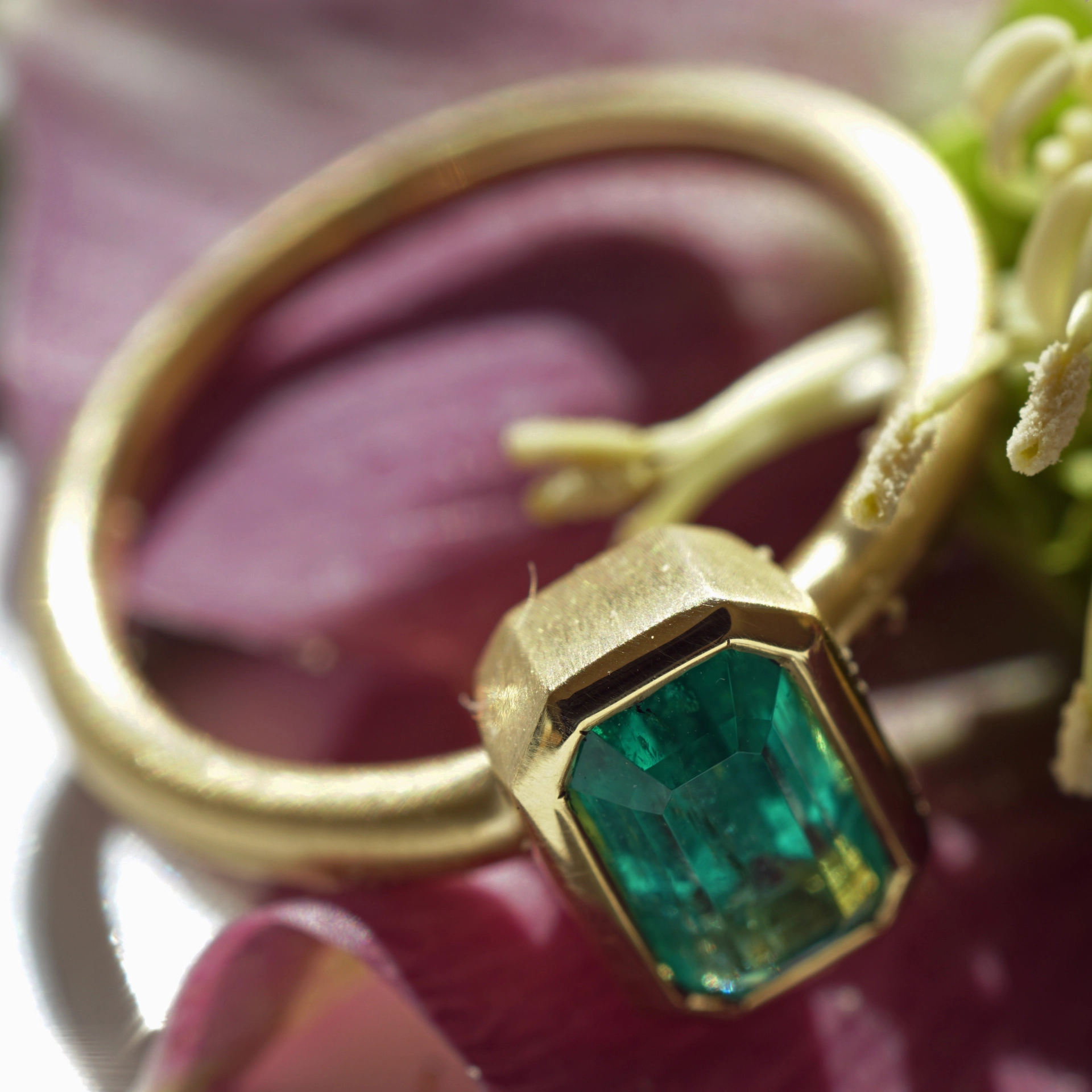 Emerald ring 0.97 ct, top quality from Afghanistan, 750 yellow gold handmade