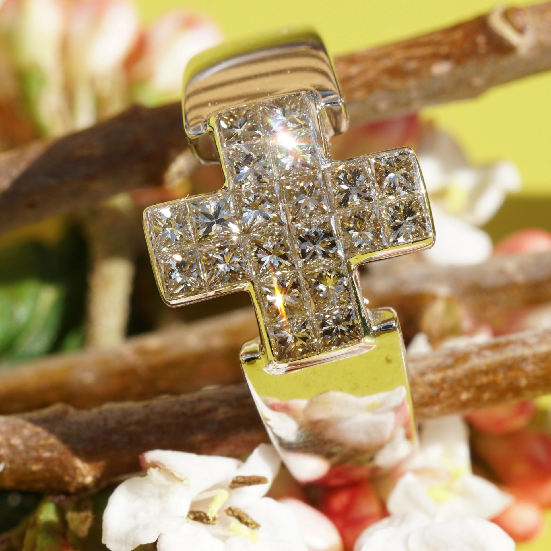 Cross Diamond Ring 18 kt Whitegold....Princess Diamonds 1.20 ct...stylish