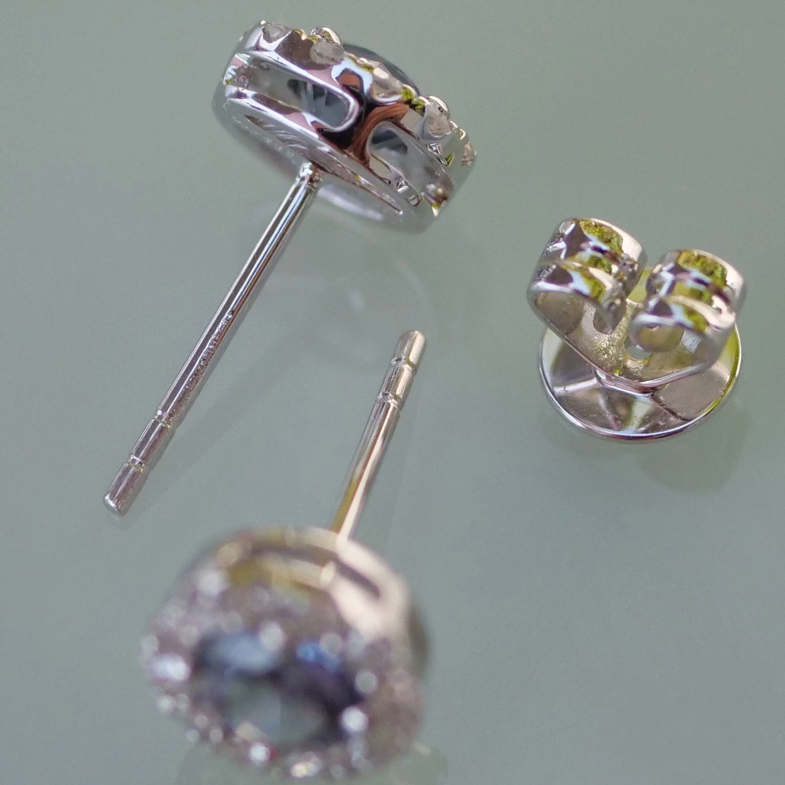 A ICECOLD Color....blue-greyish Spinel with Diamonds and Whitegold