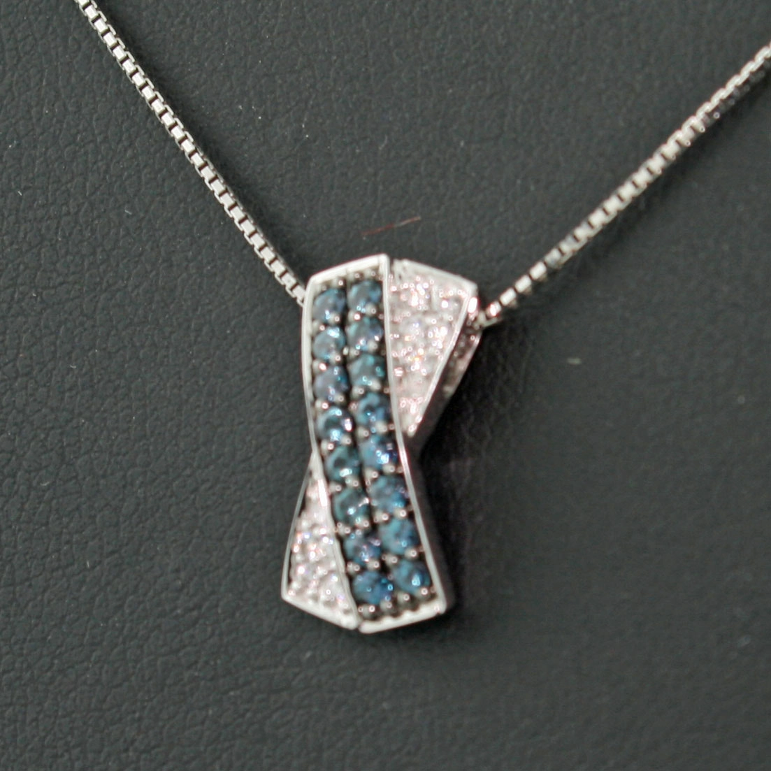 Diamant-Anhänger-blau-weiß-750er-Weißgold