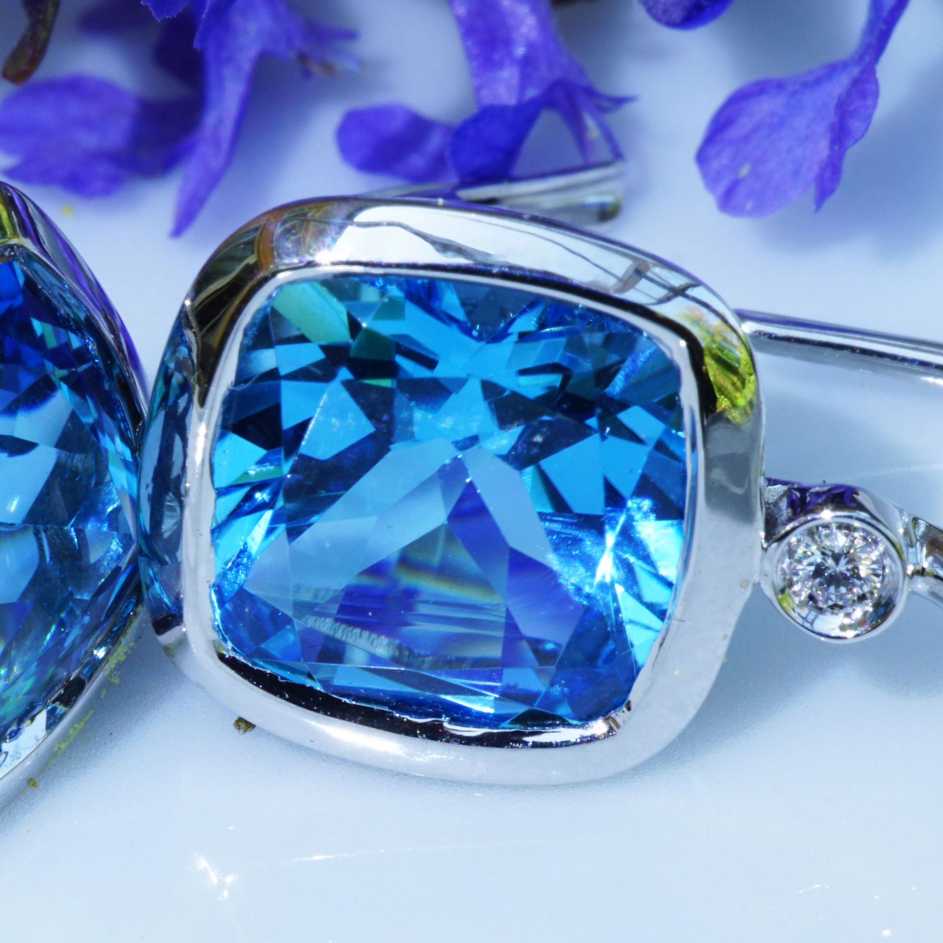 Earrings with Brilliant and Blue Topaz 18 kt White Gold....great Setting made in Italy