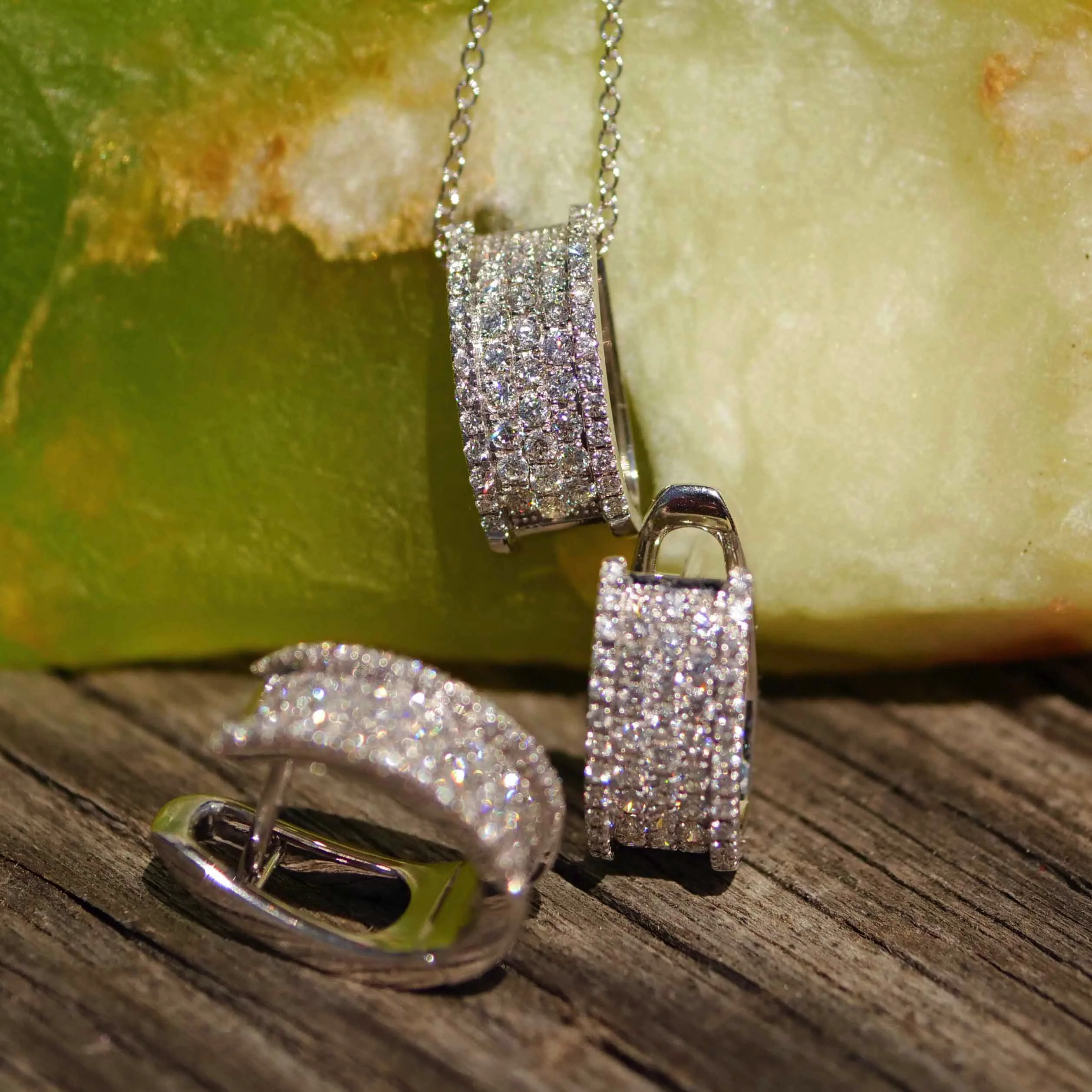 Brilliant three-quarter Hoop Earrings 0.69 ct 750 White Gold TW VS made in Italy very solid