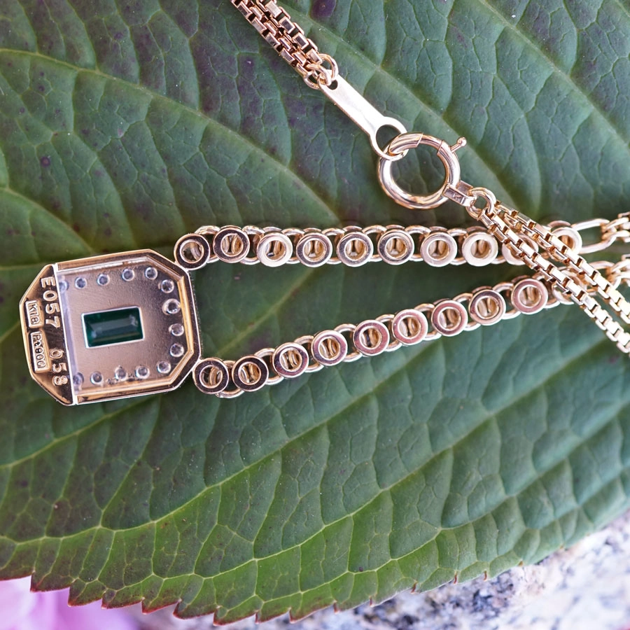 Emerald Platinum Necklace as a classic... beautiful and elegant...0.58 ct