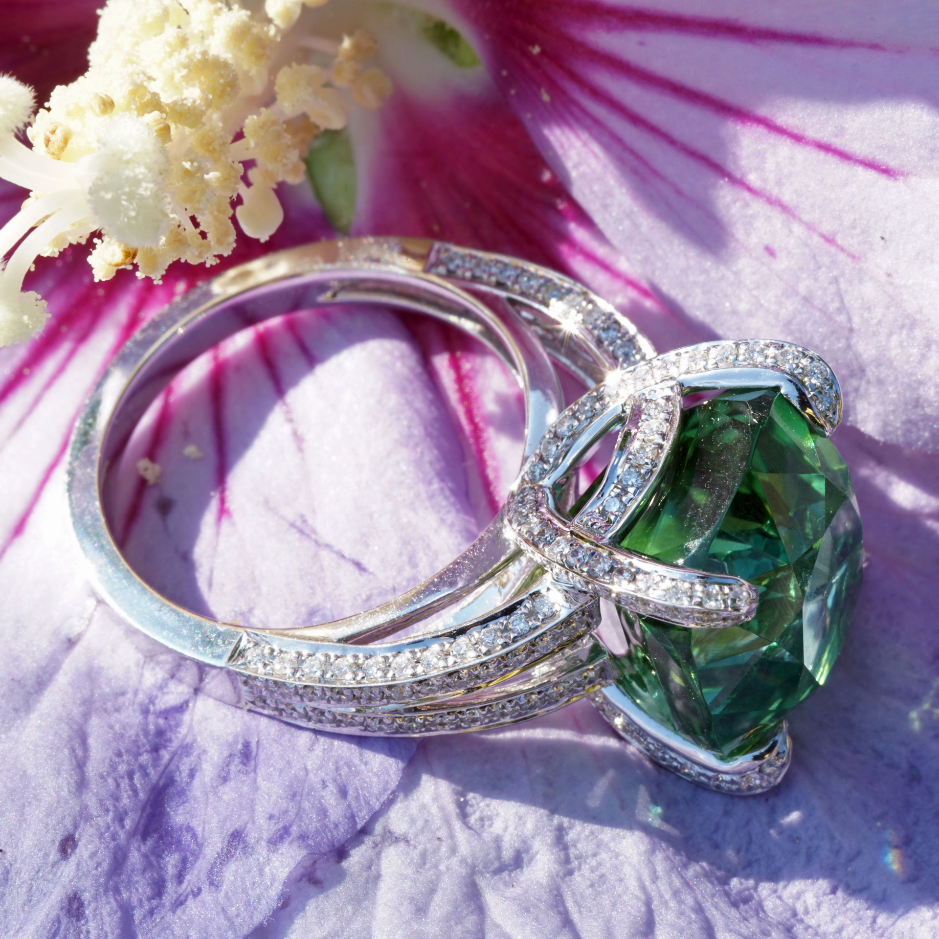 what a kind of magic...a magnific green light mint tourmalin, 14.64 ct, loupeclean