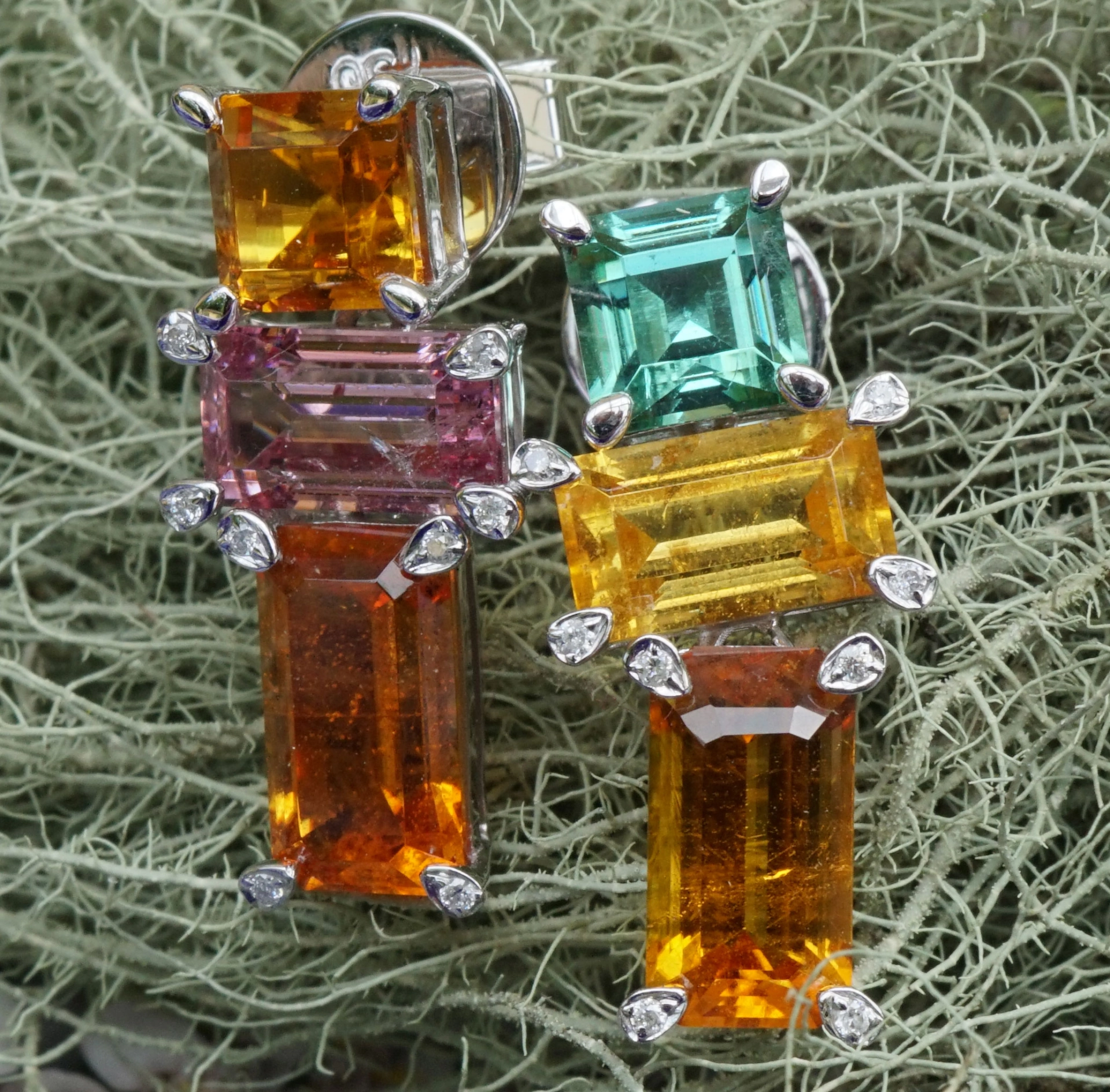 Clinohumite Tourmaline Ear Studs 18 kt White Gold