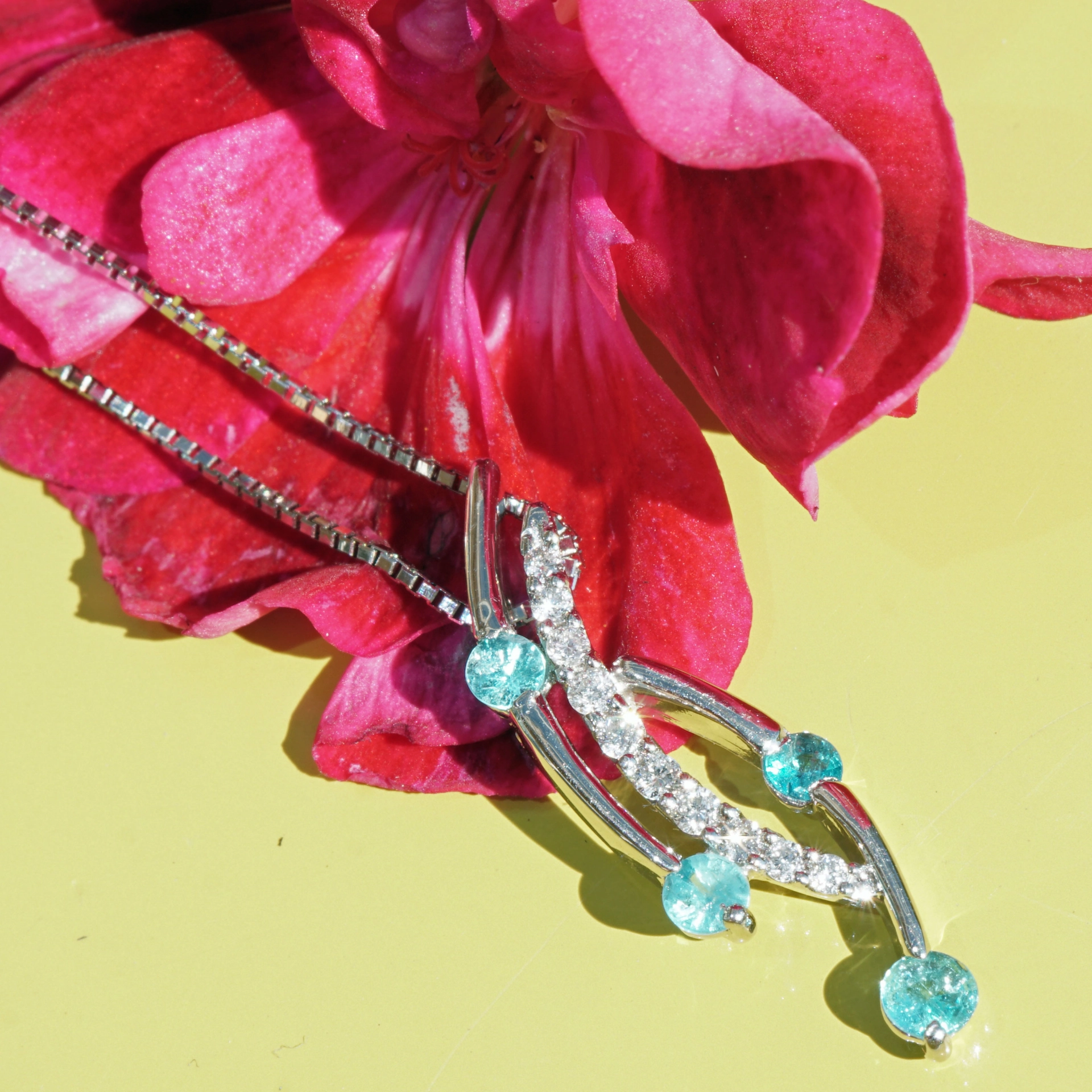 Paraiba Tourmaline Brilliant Pendant with Chain 900 Platinum....lagune Colors...