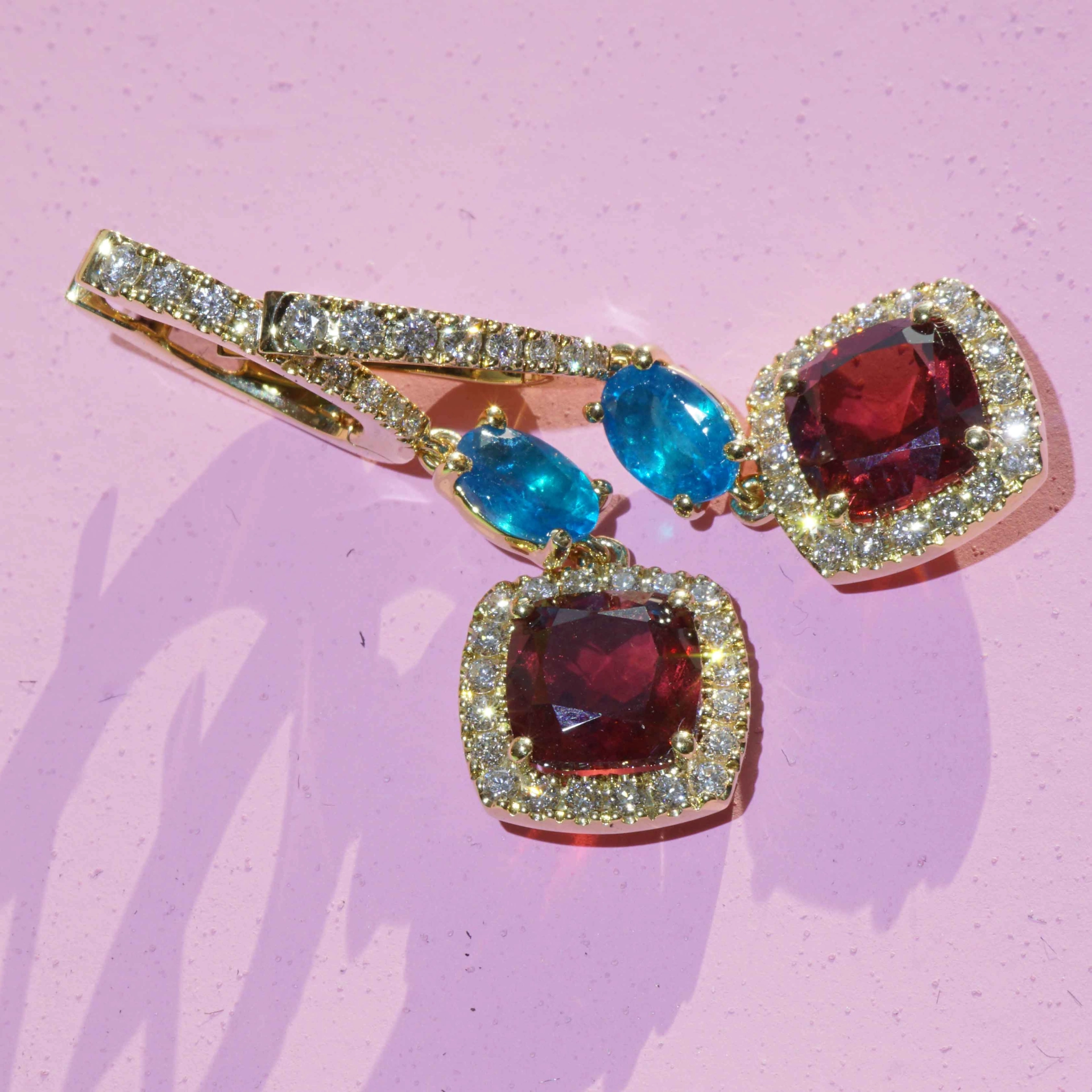 Neon blue paraibacolored Apatite and deepred Garnet Earrings 18 kt Jewellery 