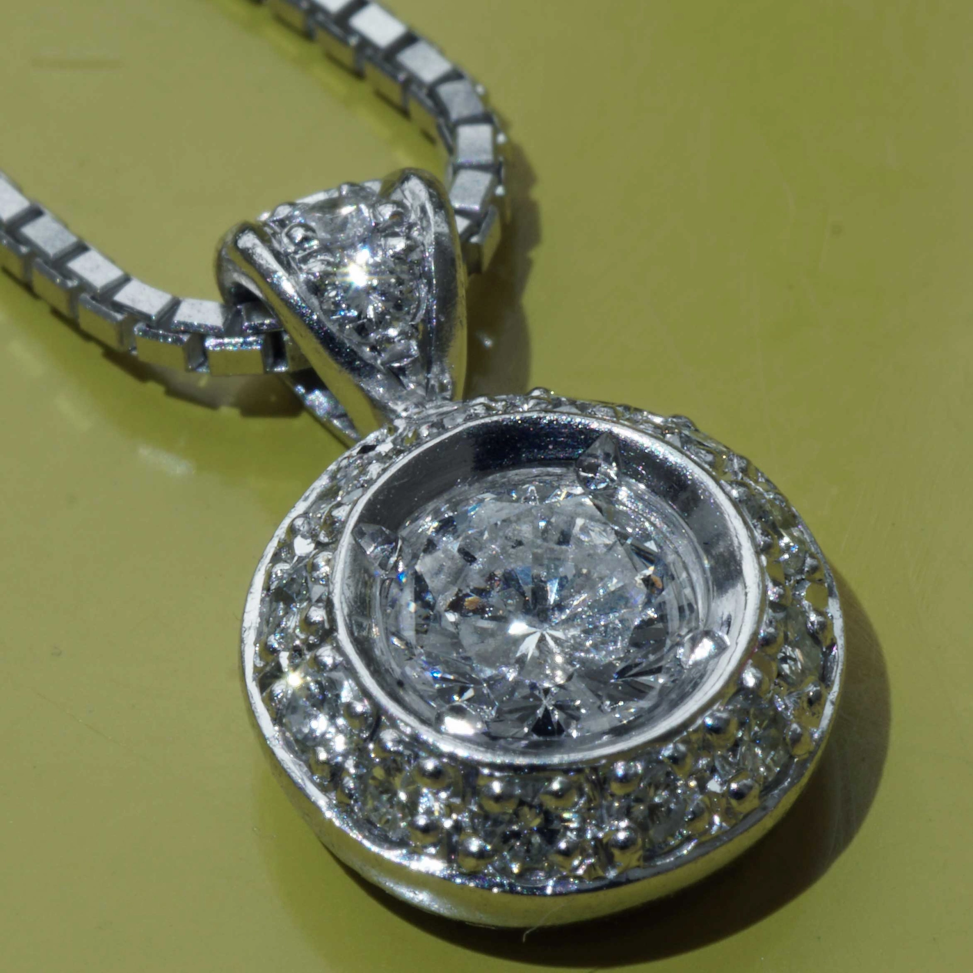 Brilliant Necklace 0.53 ct Solitaire with Halo Palladium 18 kt Whitegold