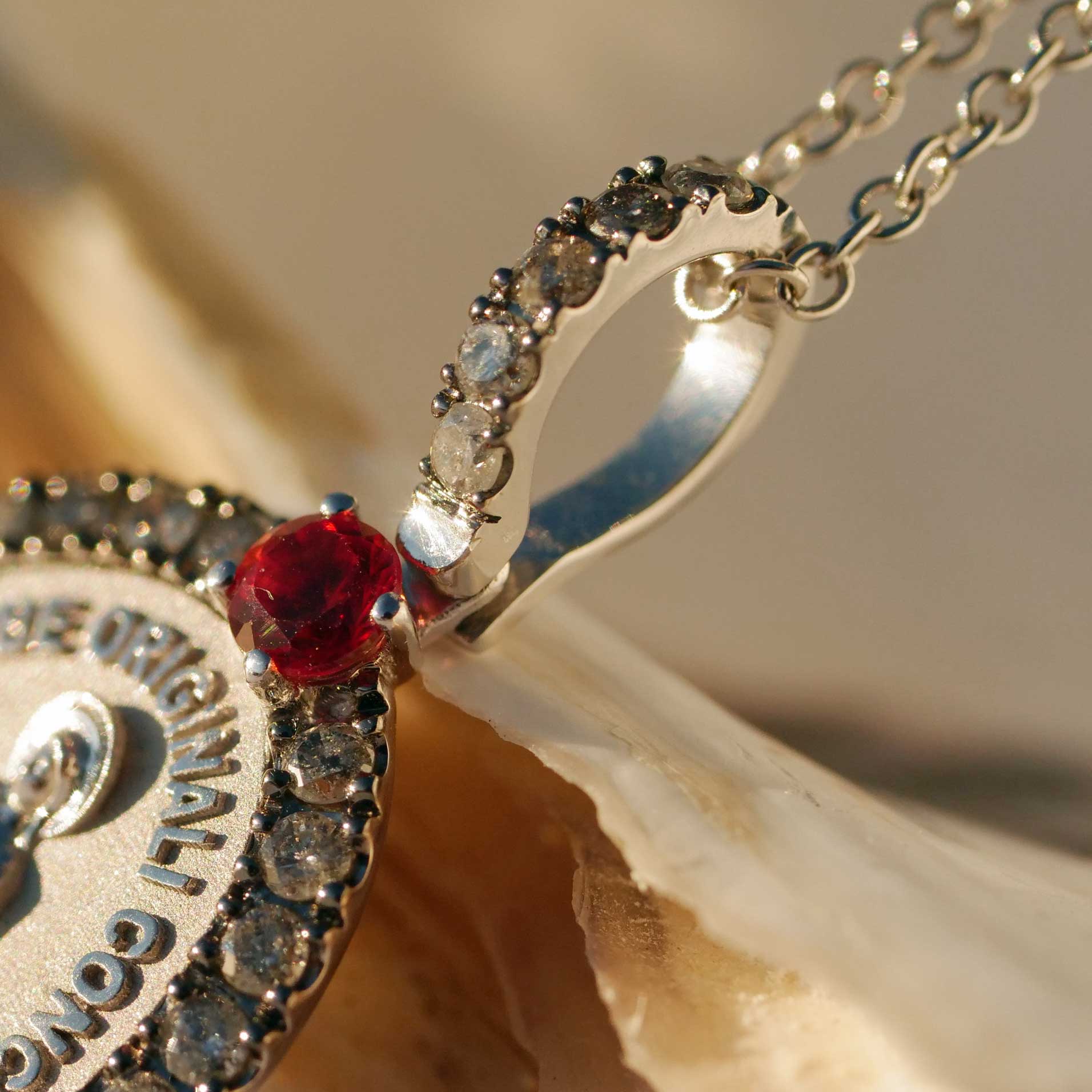 sweet madonna pendant made in italy, perfectly set in 750 white gold,