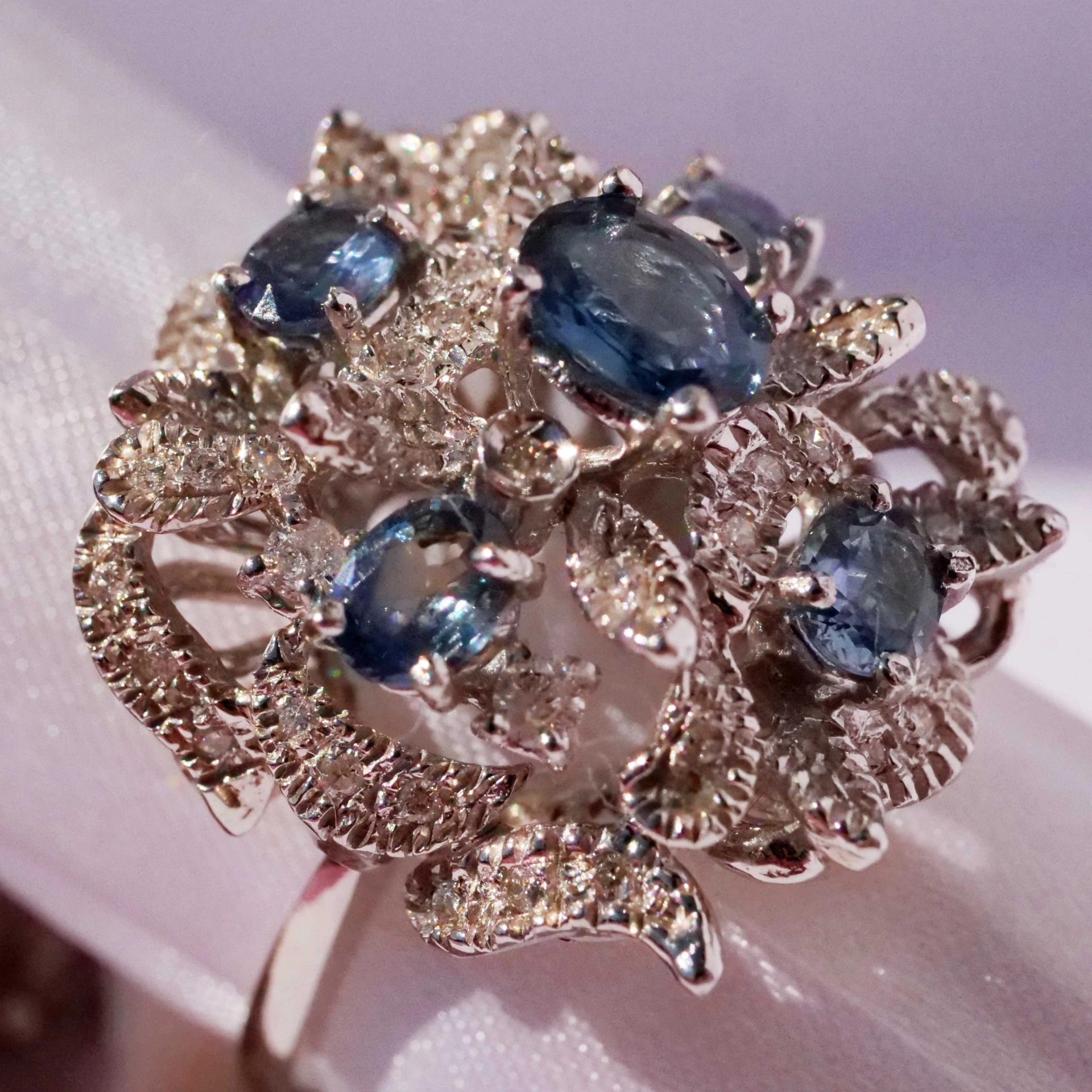 Representative Sapphire Diamond Ring of a special kind 18 kt White Gold 21 x 21 mm
