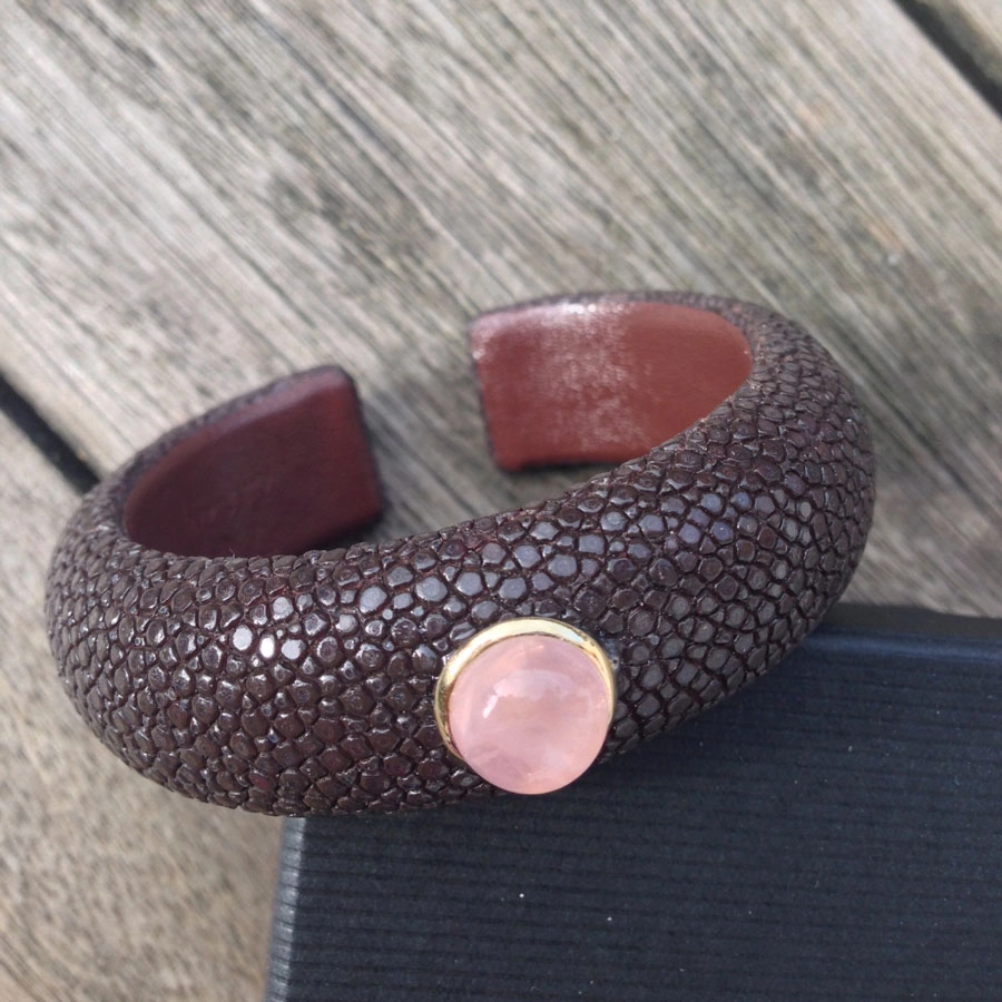 Rosenquarz Cabochon Rochenleder Armreif 585er Gold