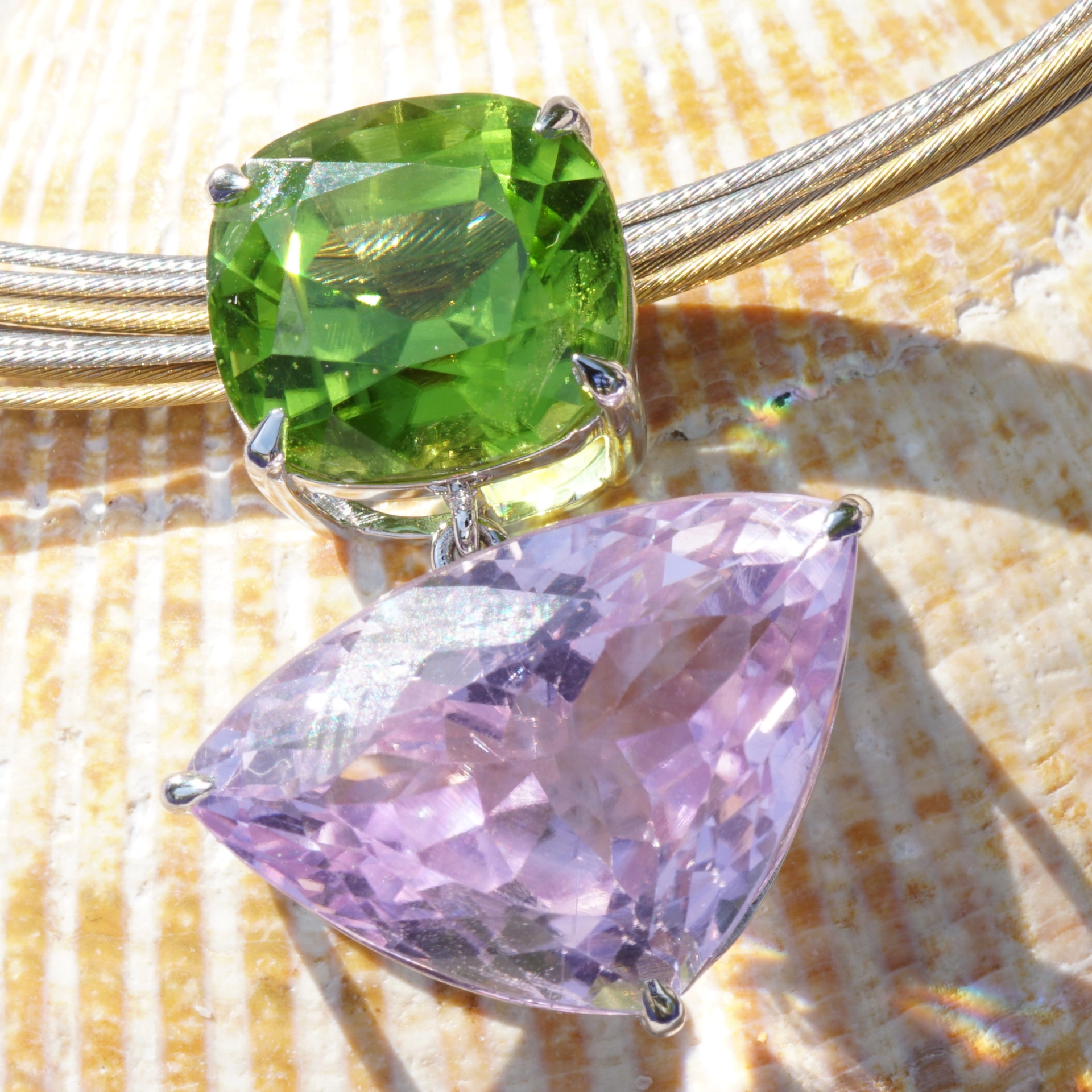 Pendant with mint green peridot of 11 x 10 mm, 6.62 ct, AAA, Afghanistan, cushion shape, and  pink bluish kunzite of 20 x 30 mm