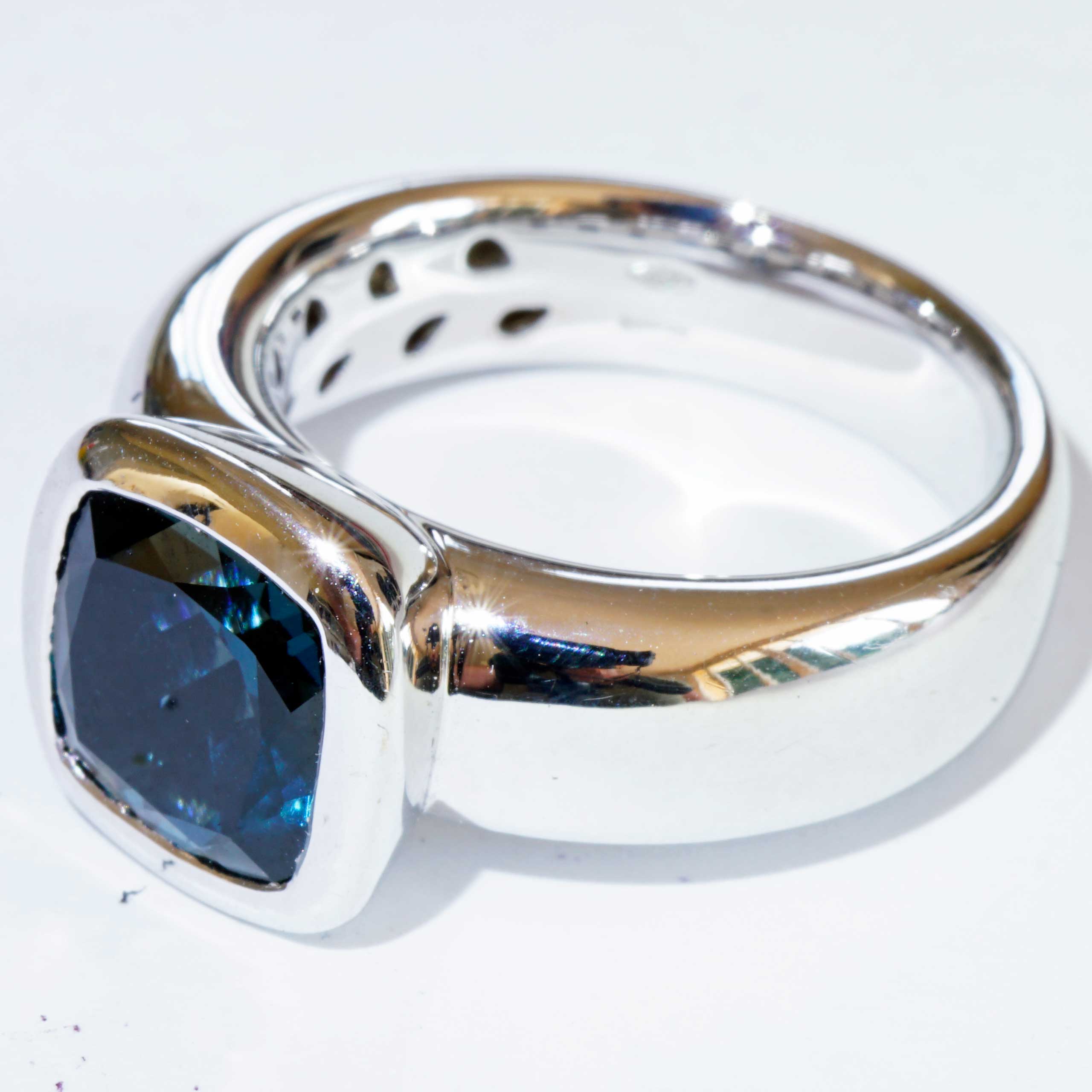 London Blue Topaz Ring 750 White Gold Valenza..... bella Italia.... small Cardinal Ring... so trendy
