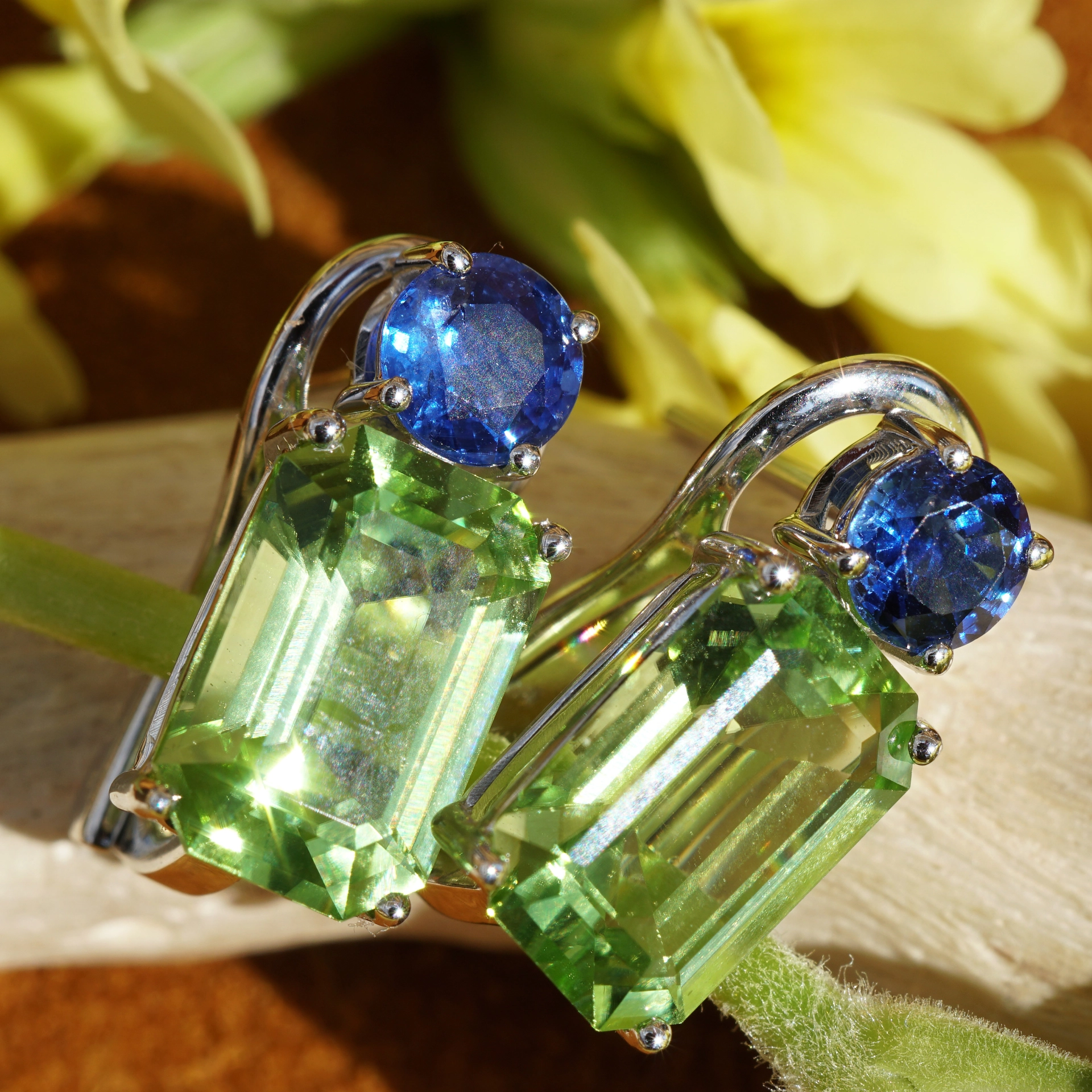 Saphire Peridot Earrings 18 kt White Gold.....High End Quality....Neon Mint Green