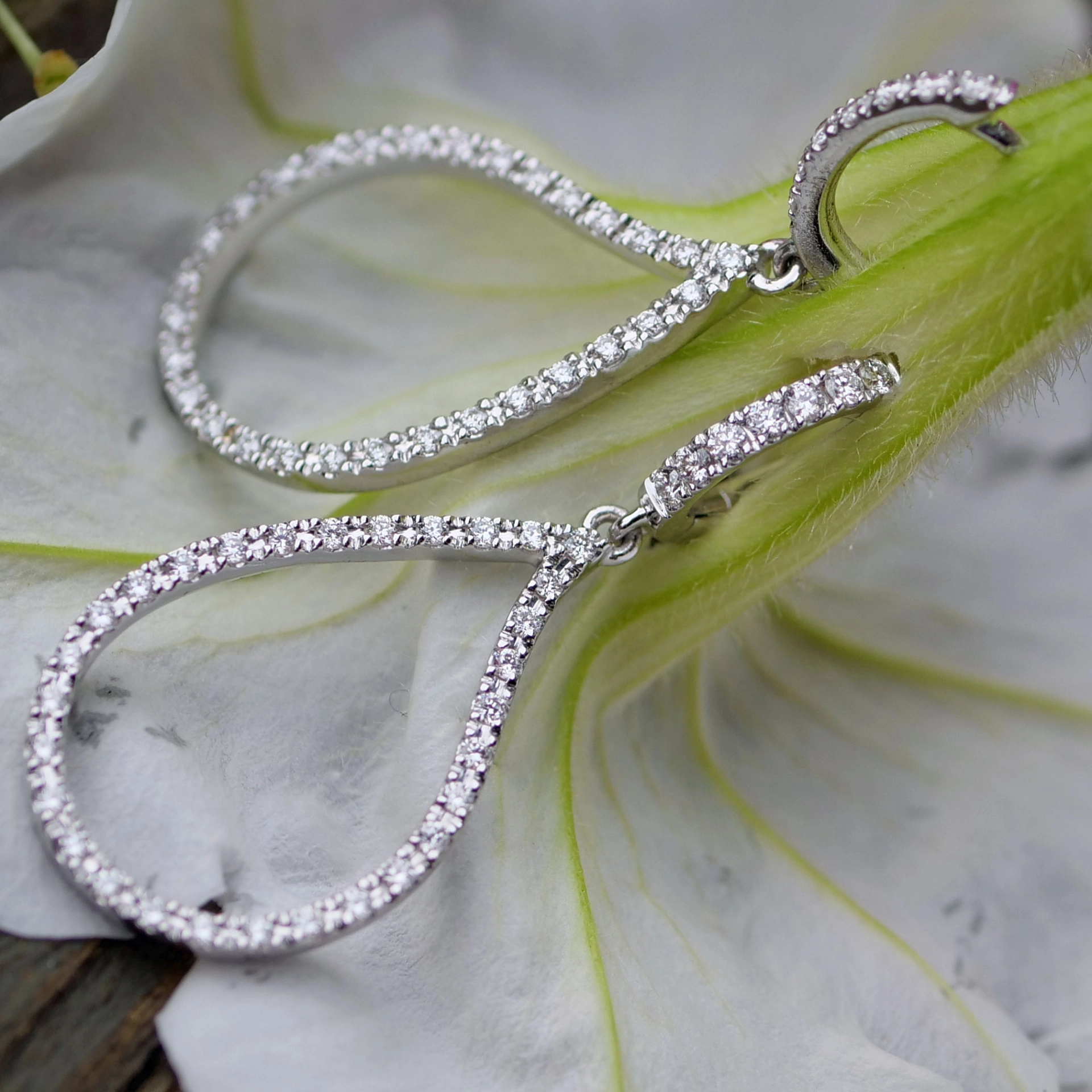 Earrings perfectly set in 750 white gold with fullcut diamonds 0.48 ct TW VS