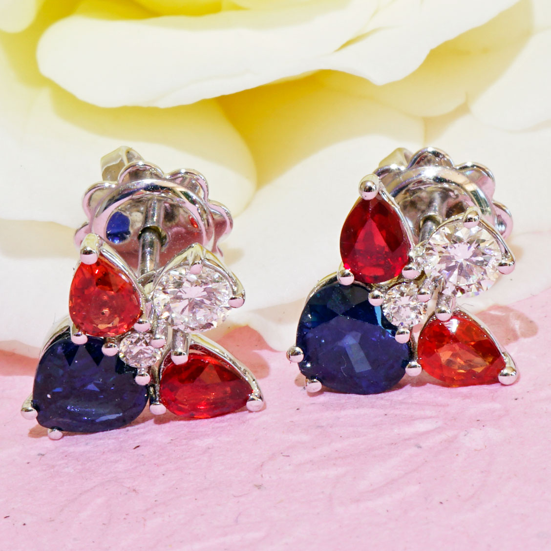 Saphire Diamond Earsticks 18 kt Whitegold...Four Colors create a high Color Tension