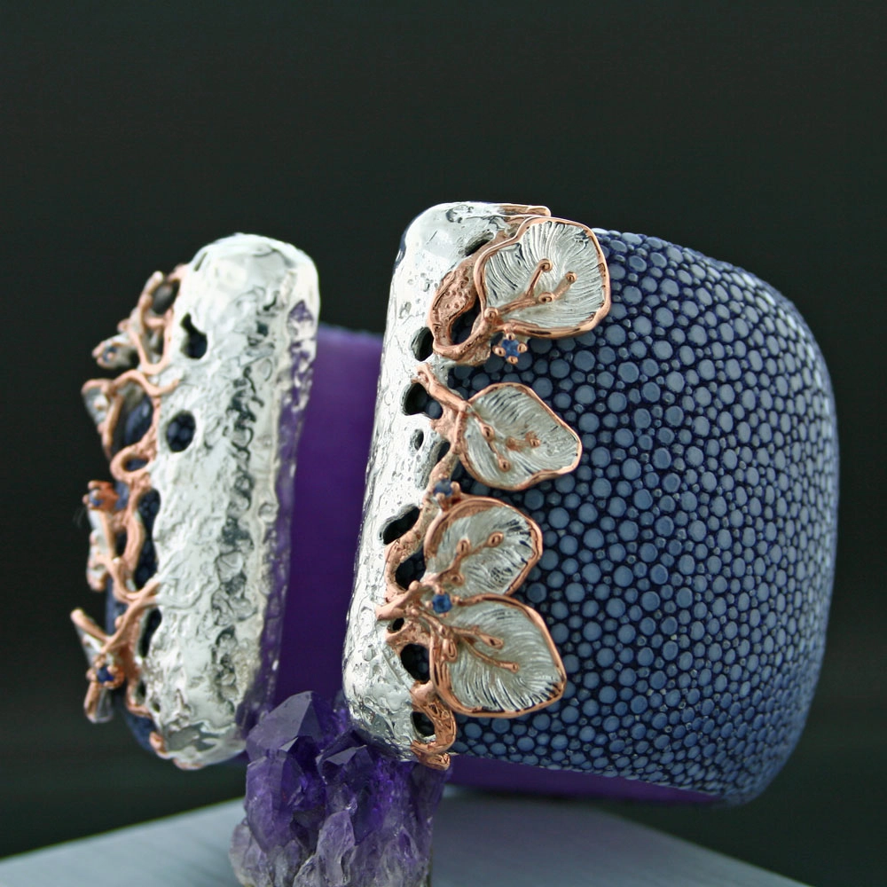 Rochenleder-Armreif mit floralen Motiv und Saphiren, 925/-Silber/vergoldet, Handarbeit, SW 865.-Euro