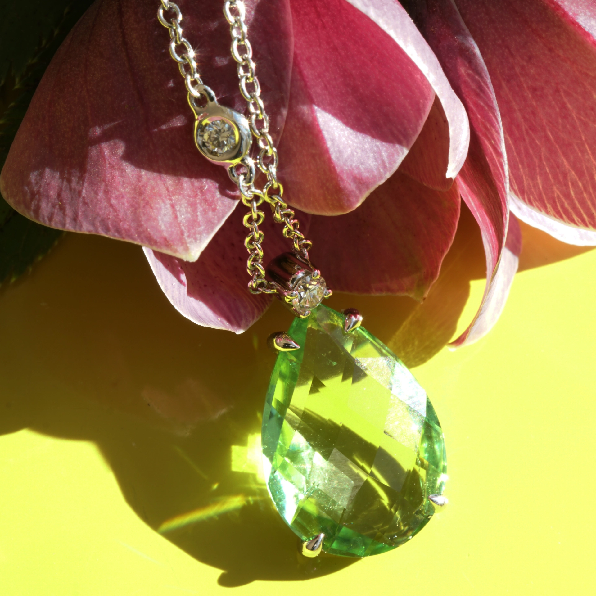 Peridot Brillant Collier 43 cm 750er Weissgold 5 ct 0.13 ct mintfarben Pakistan