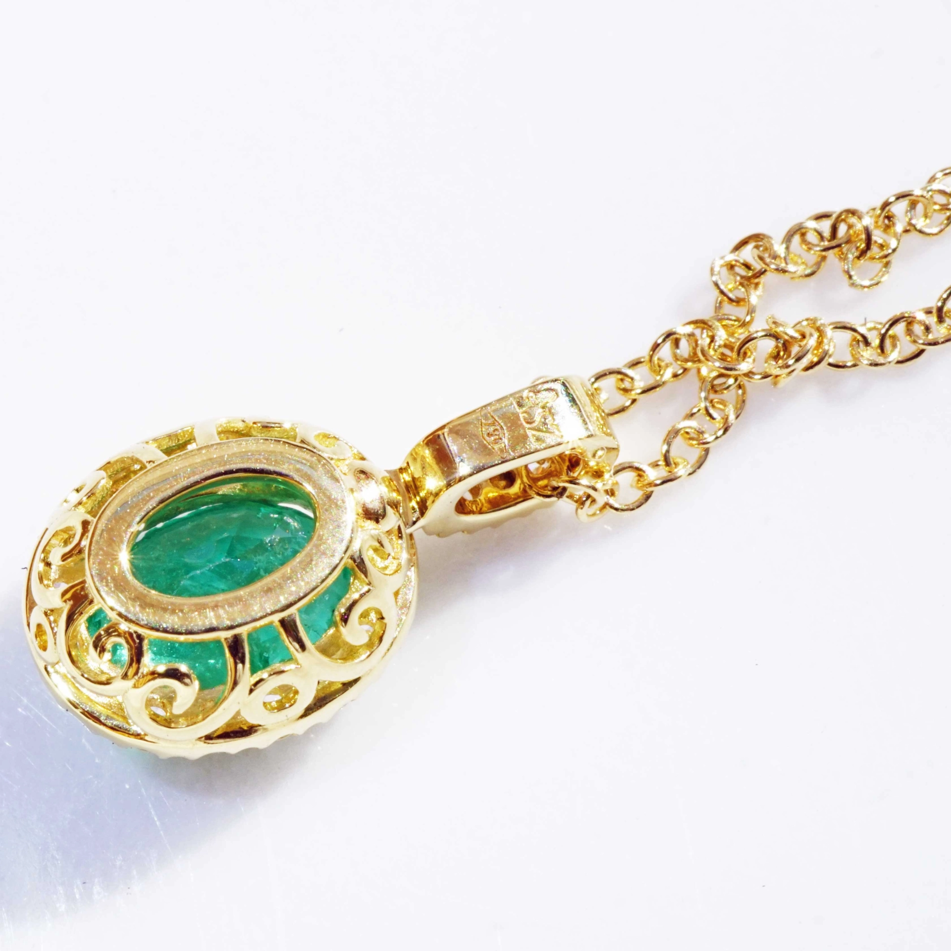 Top Emerald Brilliant Pendant with Chain 18 kt Yellow Gold 0.90 ct AAA+