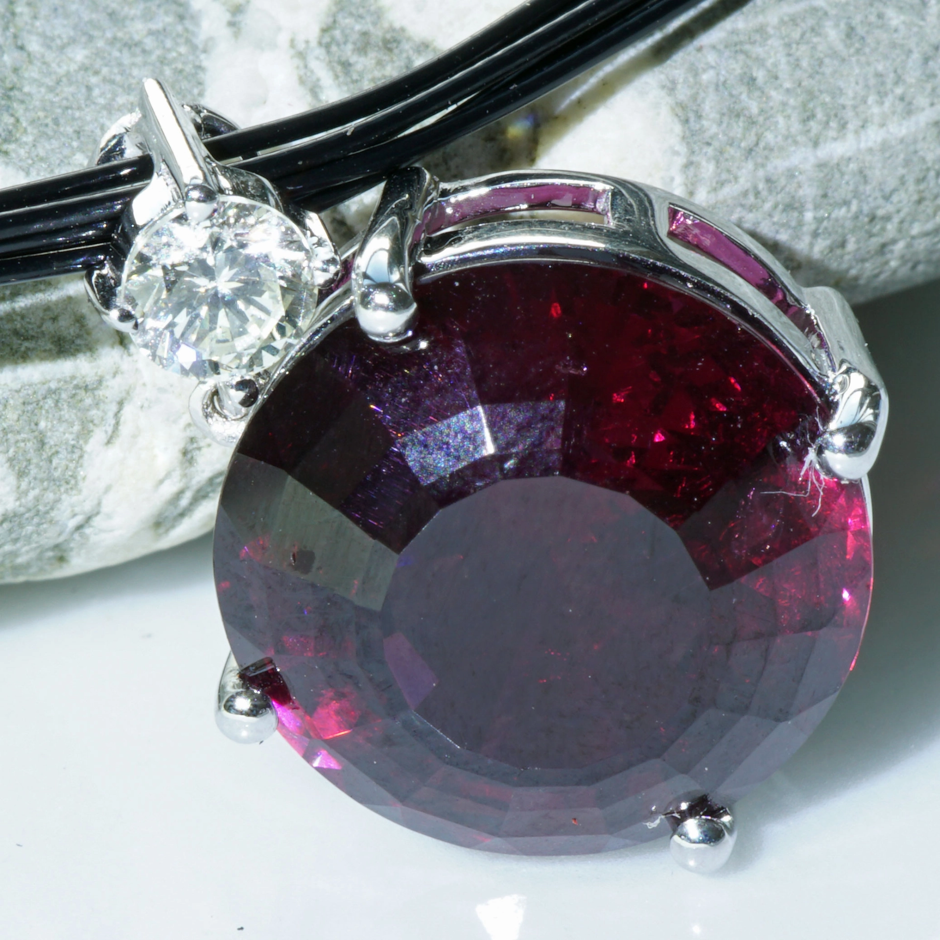 Rhodolithe Garnet 15 ct amazing Color with IGI Diamond