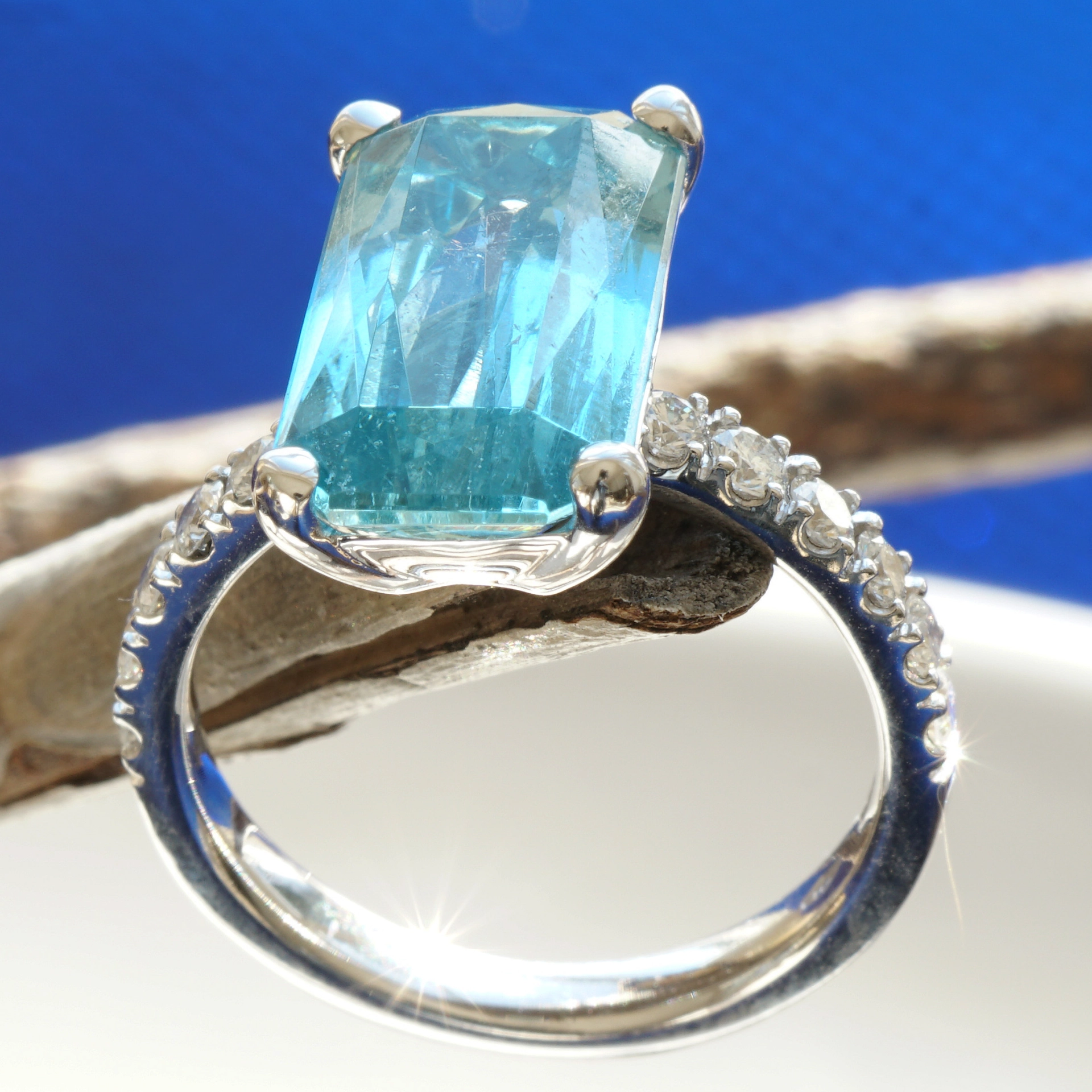 Aquamarine diamond ring, 5.09 ct, 0.44 ct, AAA + TW VVS ..... DIVINE BLUE