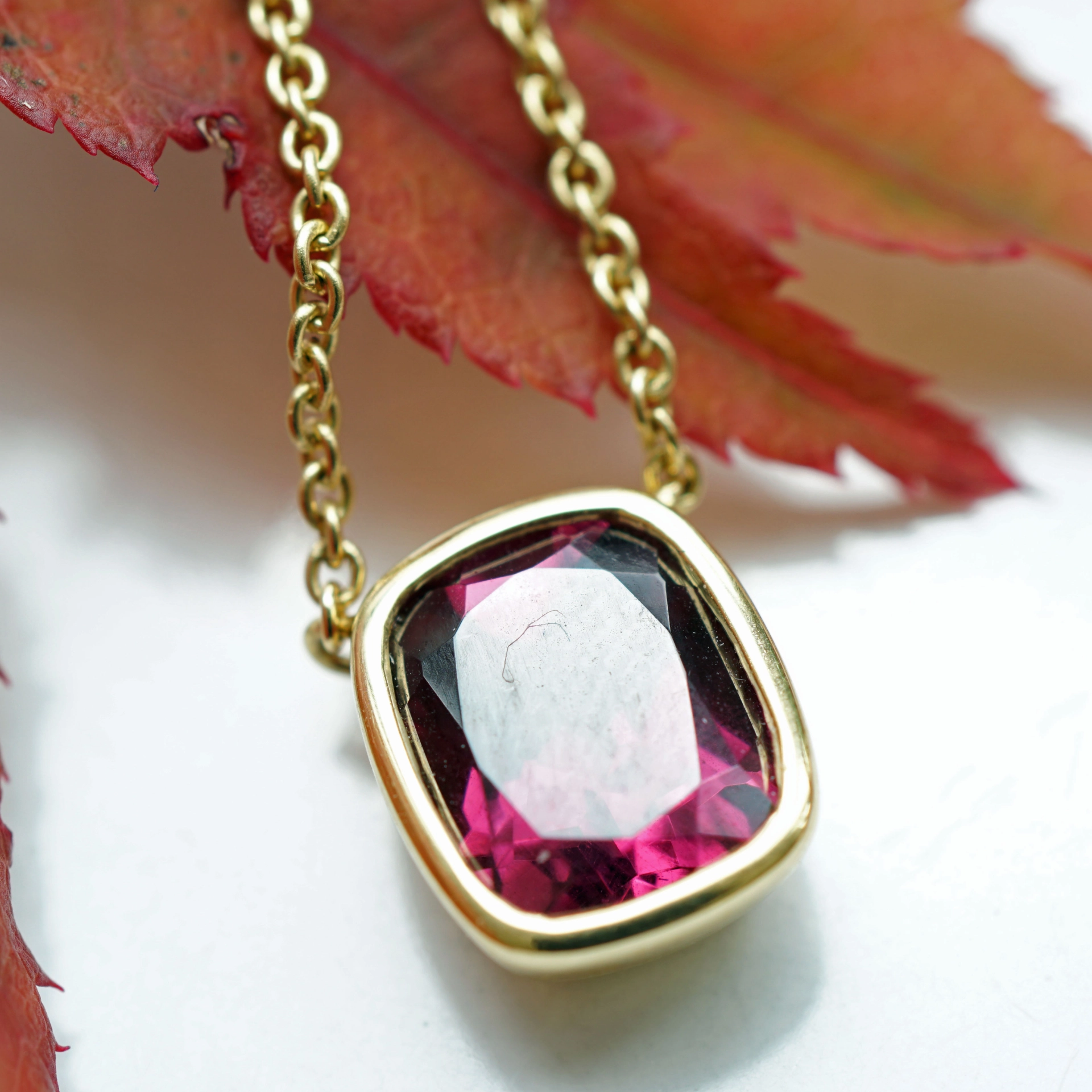 Rhodolithe Necklace 18 kt Yellowgold...Lifeblood Color Violet-Red