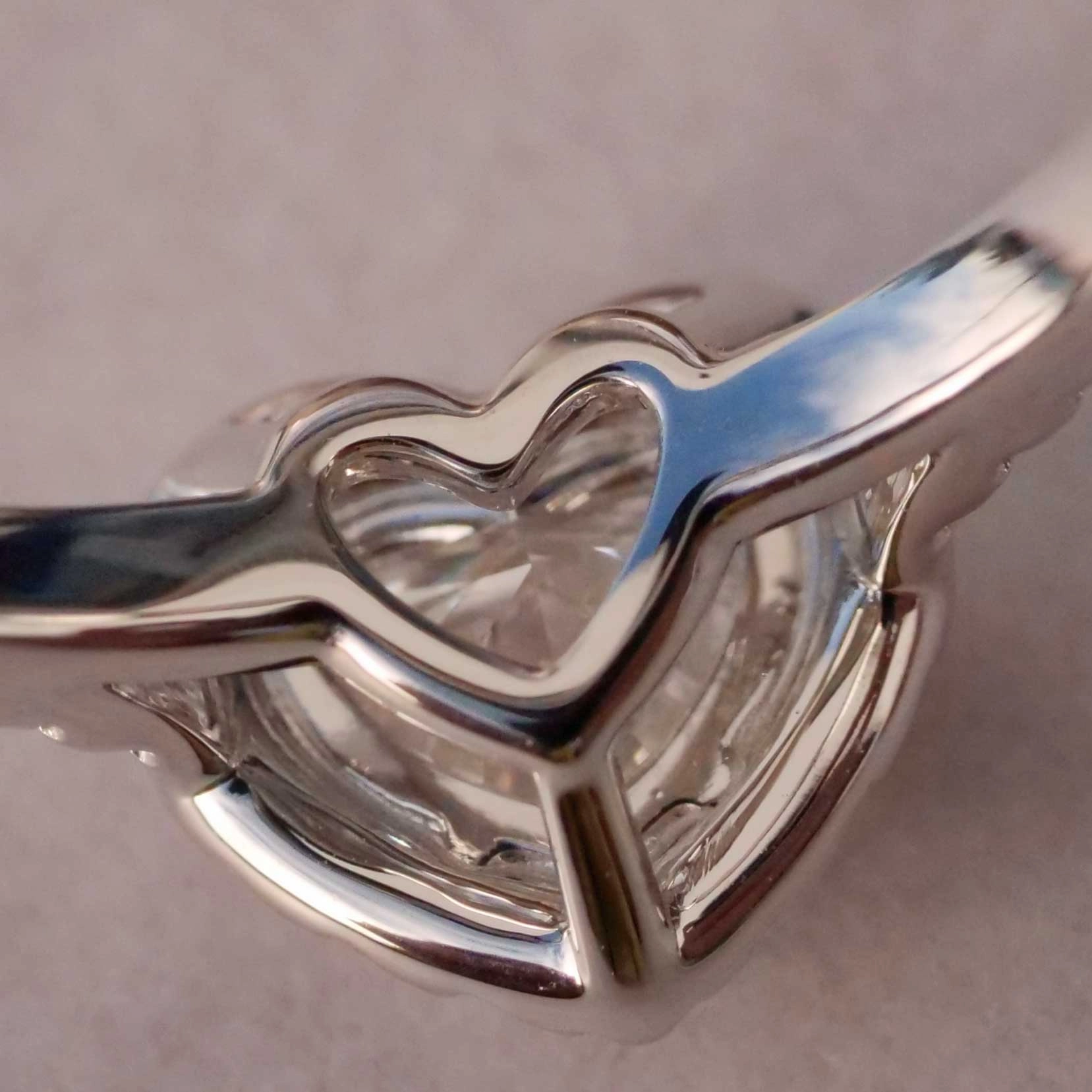Ring 18 kt White Gold with Heart full cut brilliant approx. 1.00 ct, E (very fine white) / VVS2(very small inclusions), with GIA report