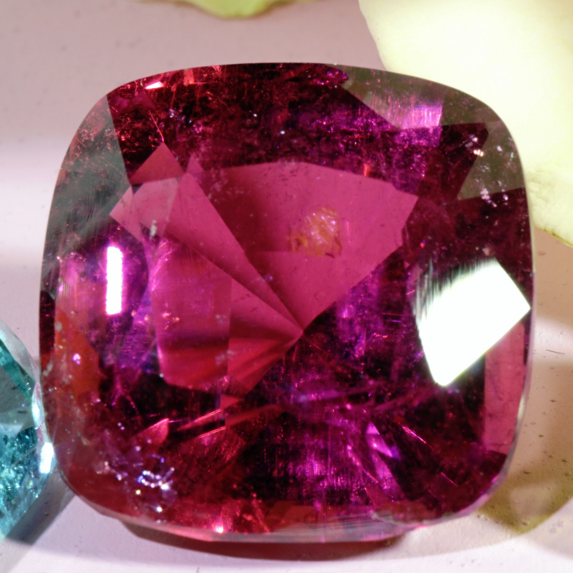 Rare Rubellite from Afghanistan 23.10 ct red-pink Exception of Luminosity AAA+