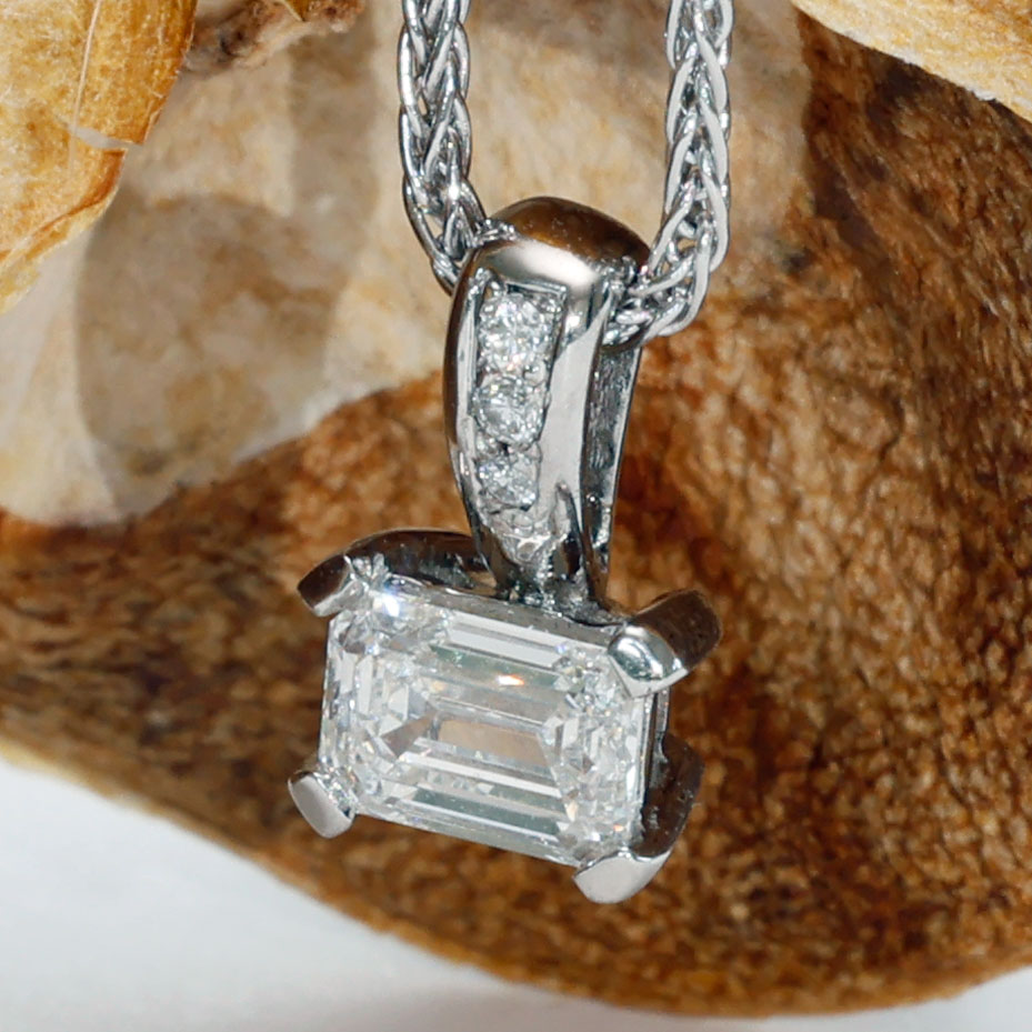 Emeraldcut Diamond Pendant with Chain 0.525 ct F VS2 Silhouette Bentner GIA Certificate 750 White Gold