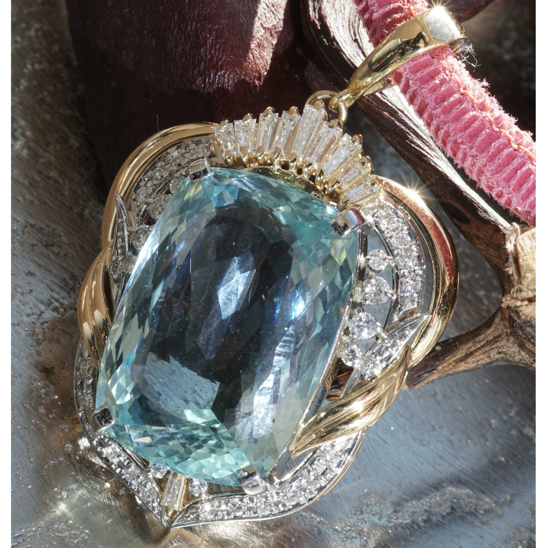 Aquamarine Brilliant Pendant 24.5 ct 18kt Yellow Gold..intensive Color rare