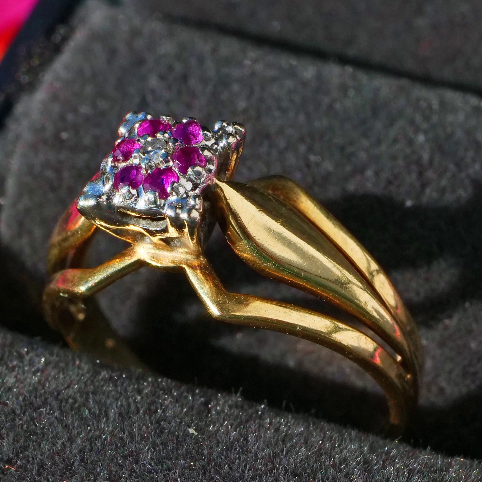 Vintage Ring 14 kt Yellowgold with Ruby and Diamond