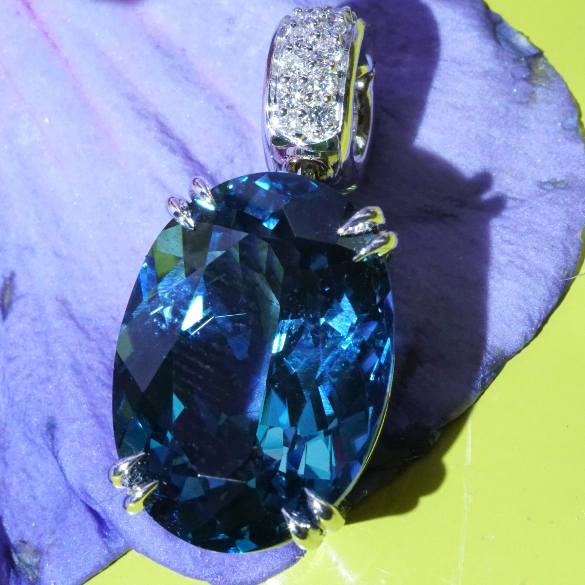 Schmuckzicke Anhaenger Blautopas Brillant Weissgold Blautopas Londen Blue 15 ct 0.15 ct massiv