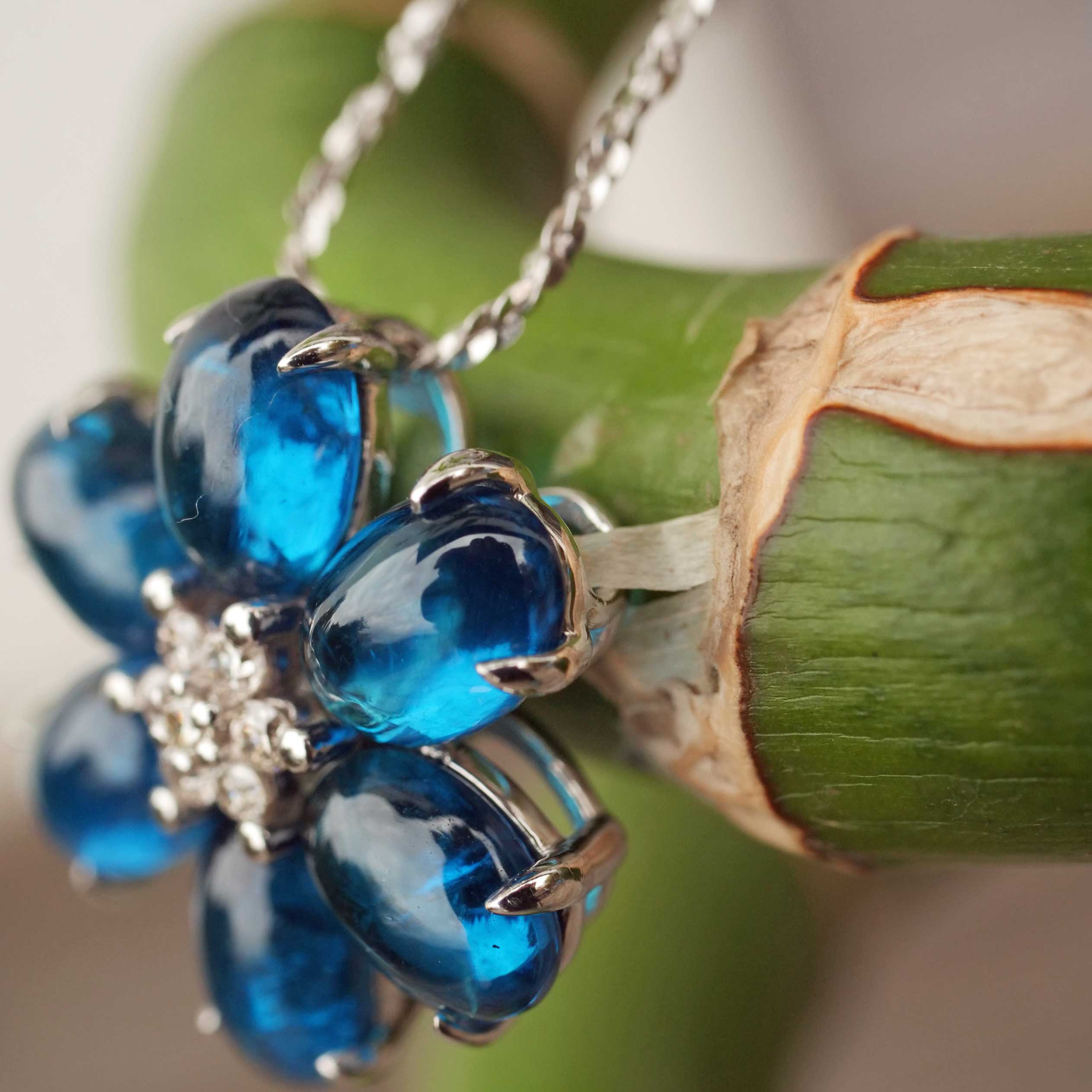 Pendant NEON Colors Apatite and Brilliants 18 kt White Gold 5.45 carats with Chain