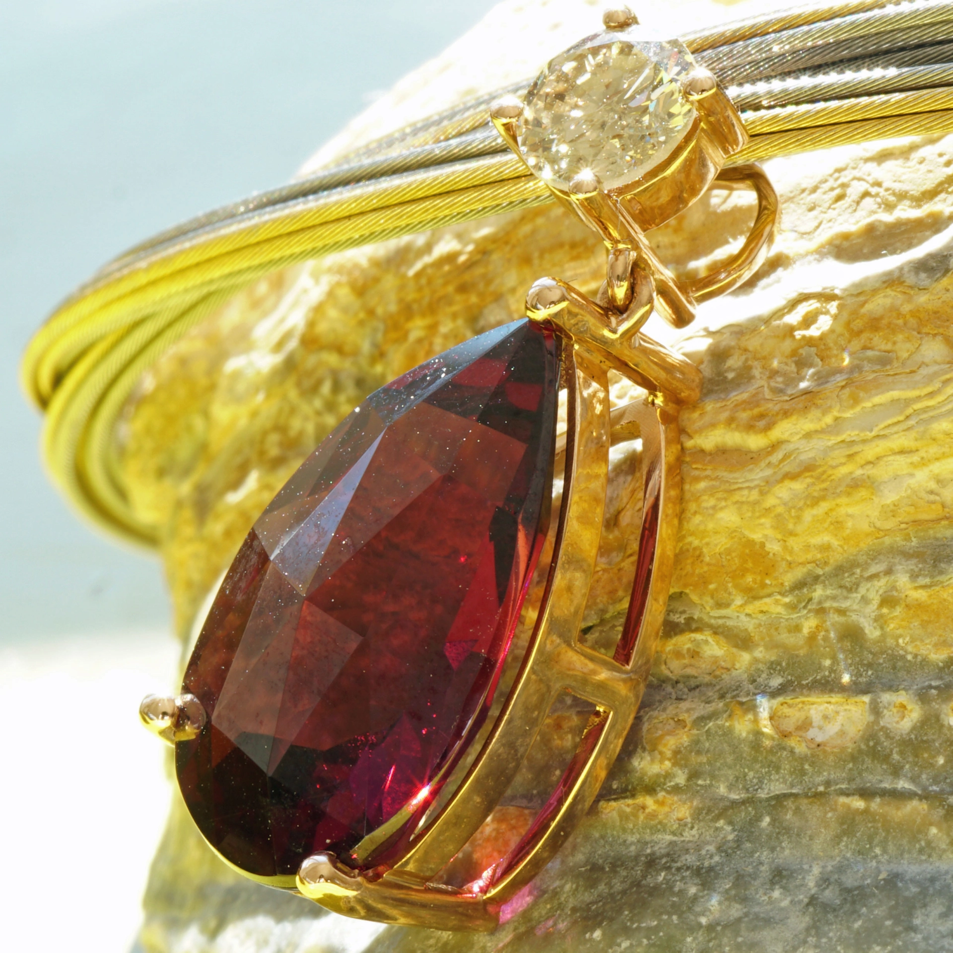 Rhodolithe Garnet 10 ct amazing Color with IGI Diamond