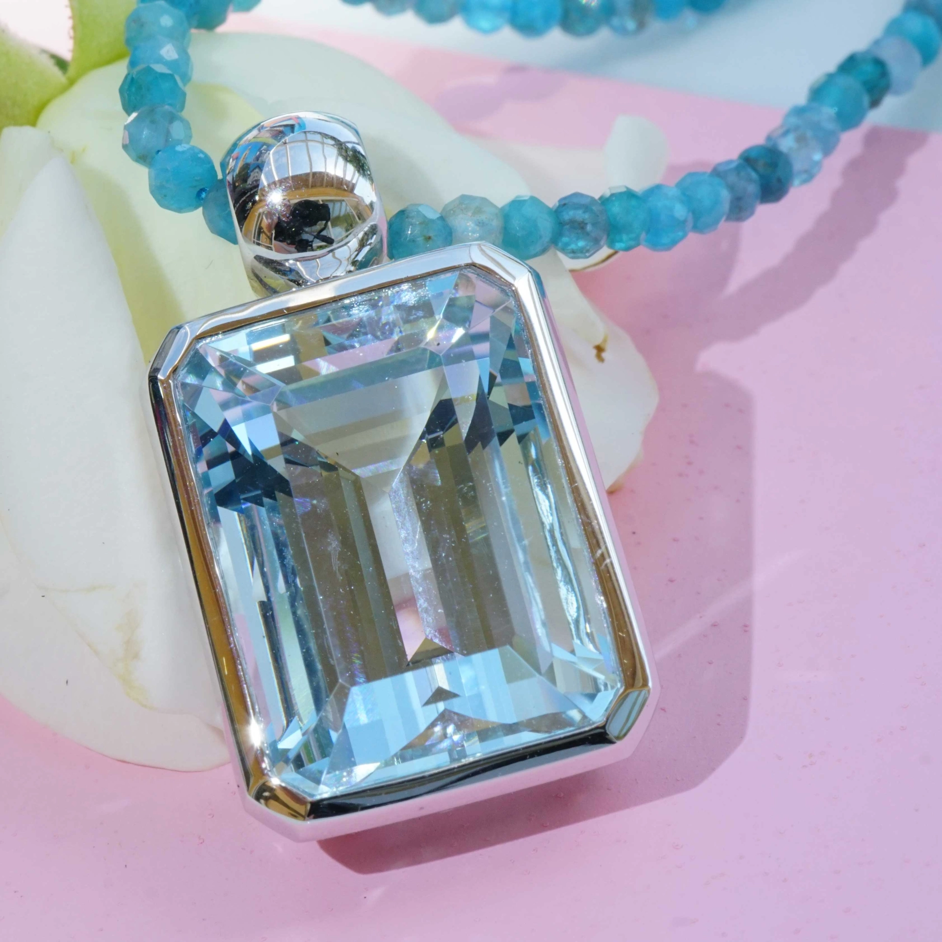 Newly arrived! Aquamarine Pendant 18 White Gold 17.66 ct  fine Quality feine Cut