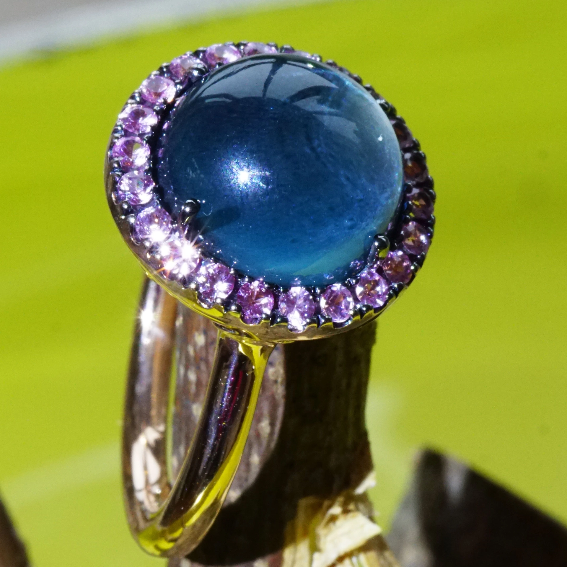 Topaz Saphire Ring 18 kt Rosegold...Bubbles in form of round Cabochons