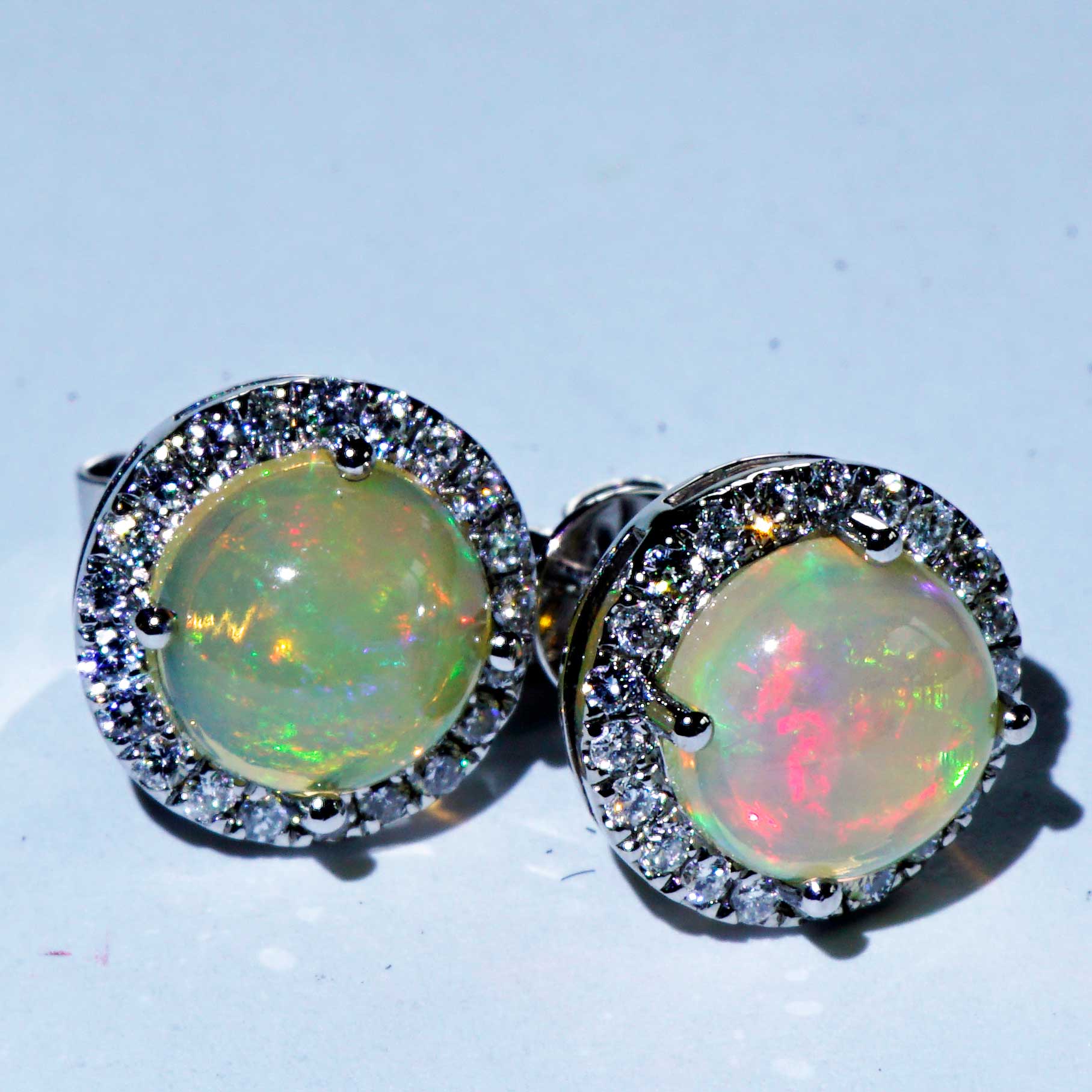 Brilliant Opal Ear Stud 18 kt Whitegold TW / VS lively fine transluzent Ethiopia