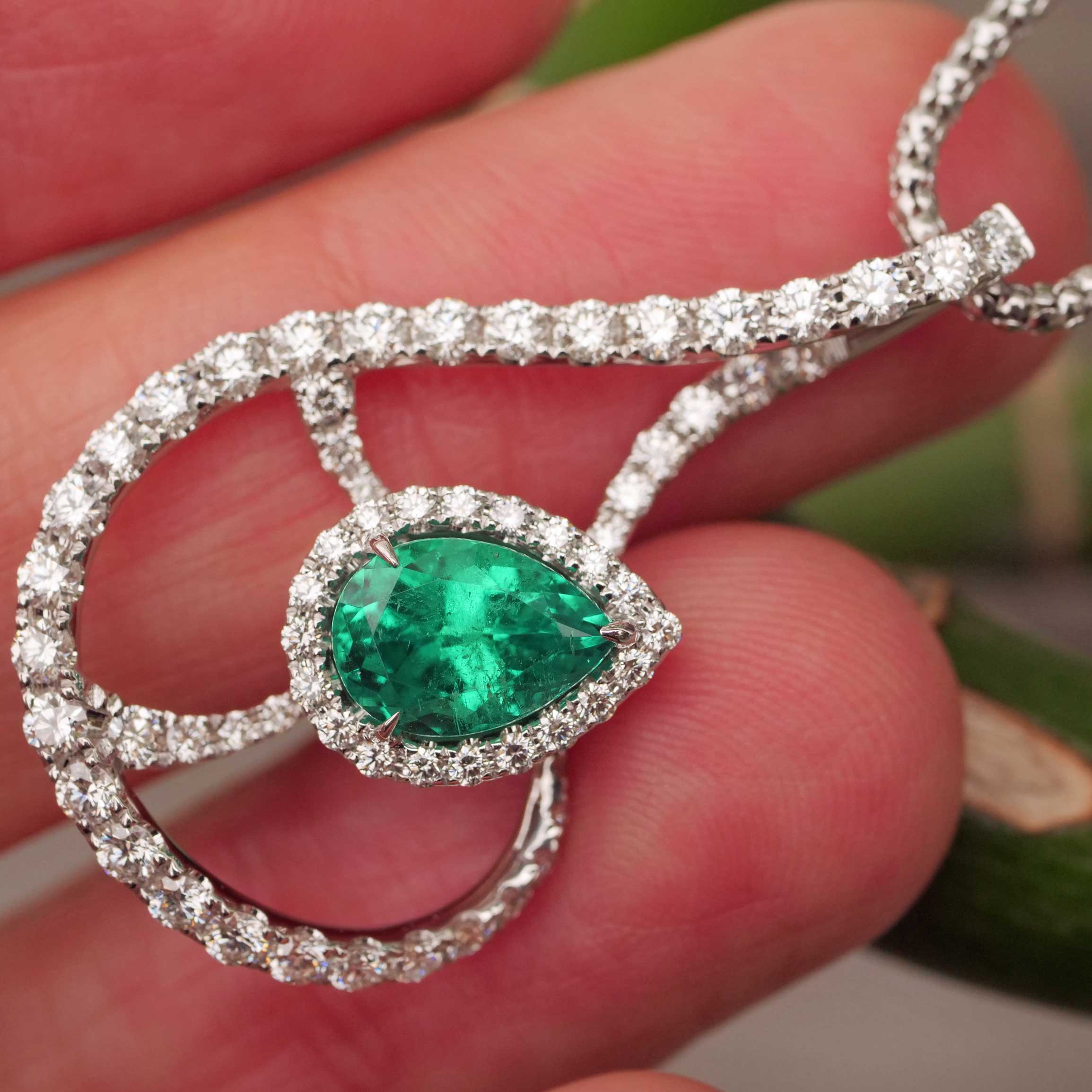 Diamond Emerald Necklace....18 kt Whitegold....bright vivid green Emeraldcolor