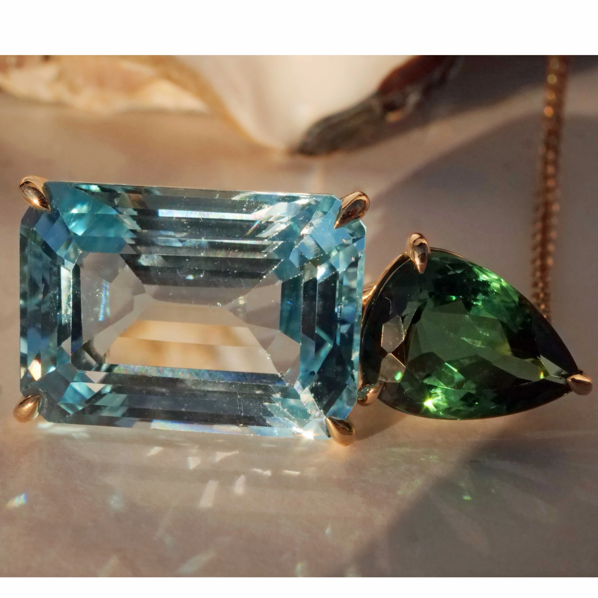 Turmalin Bluetopaz Pendant with incredible luminosity 18 kt Yellow Gold blue and  green 