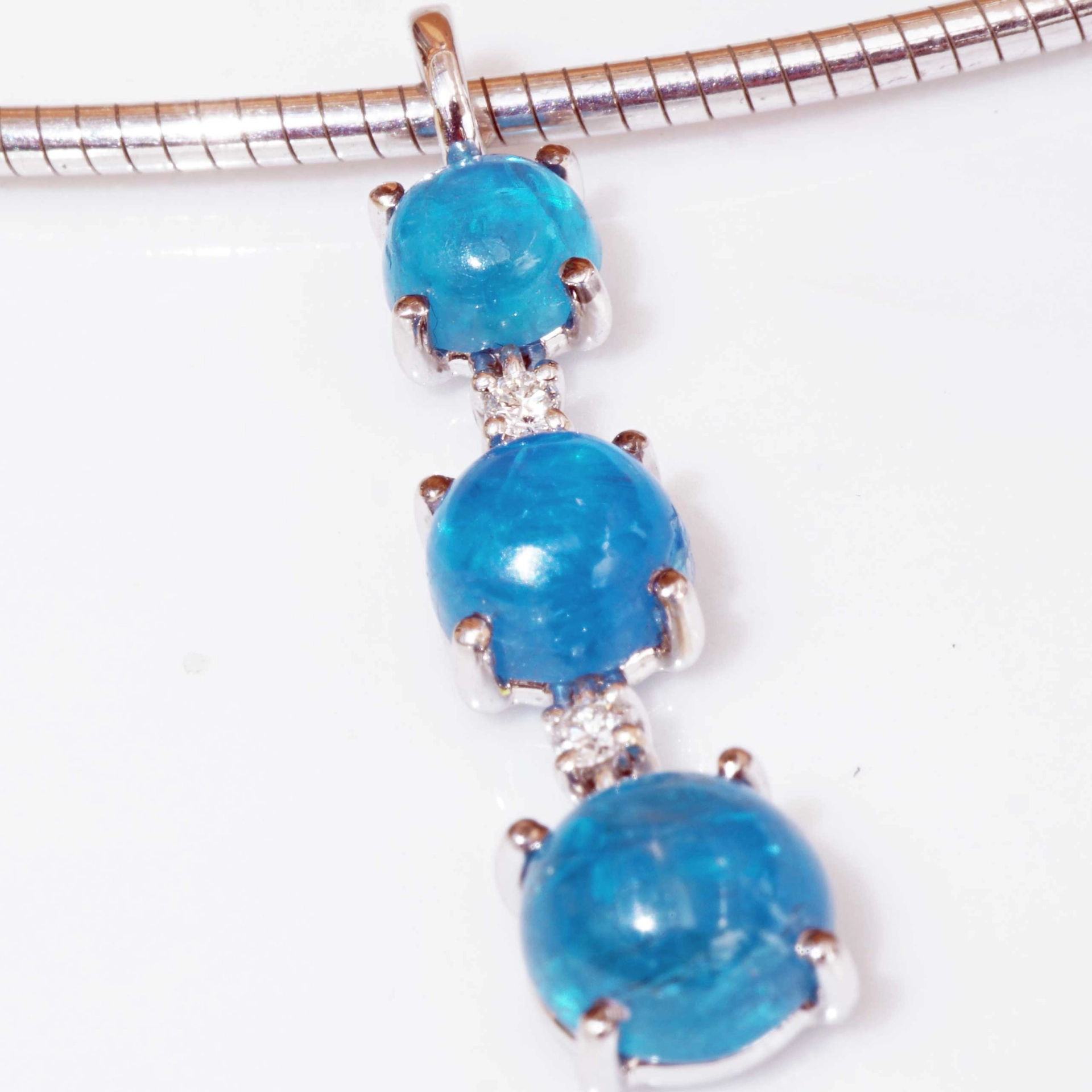 Pendant NEON Colors Apatite and Brilliants 18 kt White Gold....great Setting made in Italy