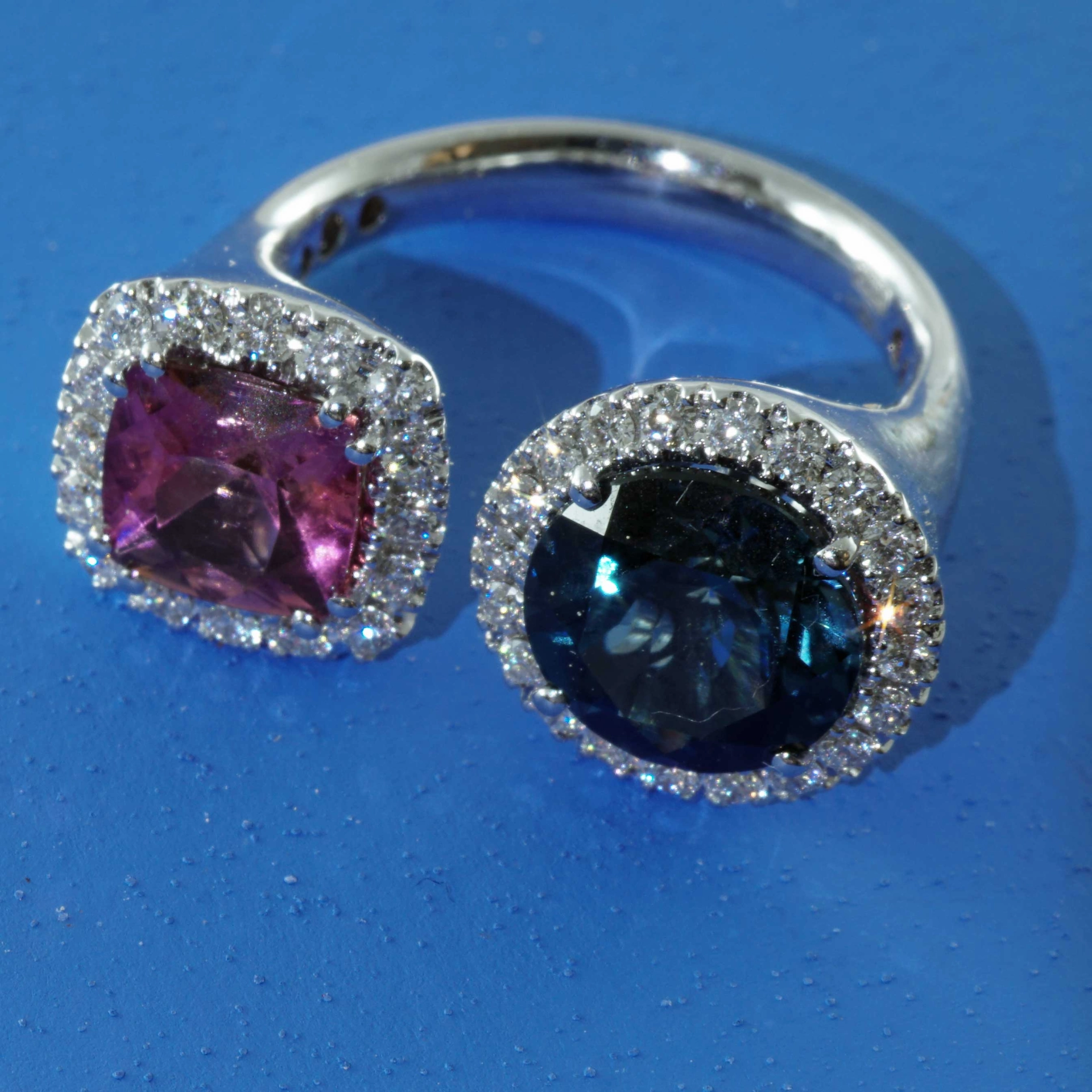 Wonderful Twin Ring 18 kt White Gold Tourmaline and Topaz with Brilliants surrounded