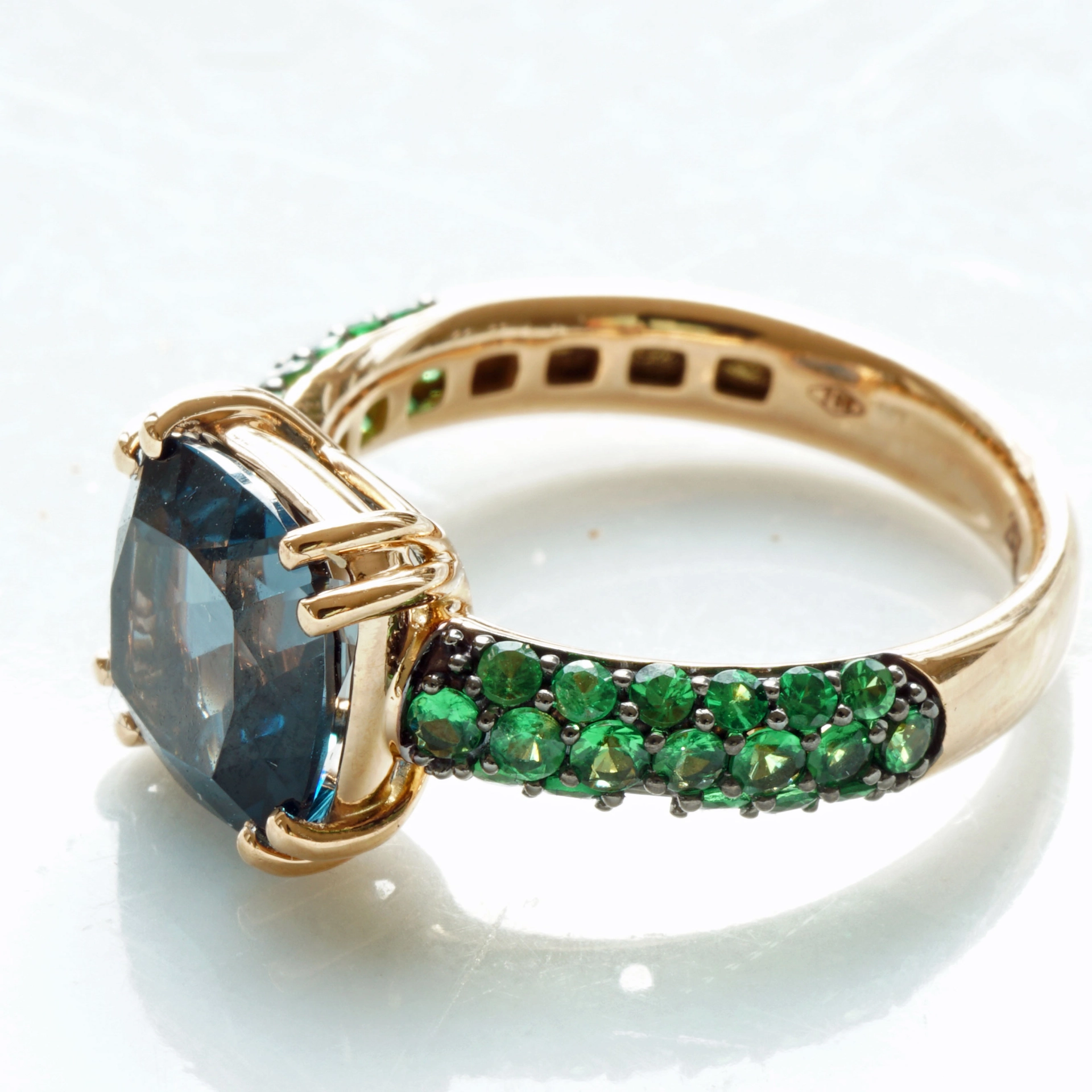 Blue and Green....what a Cool Combination....Yellowgold Ring 18 kt Topaz and Tsavorith