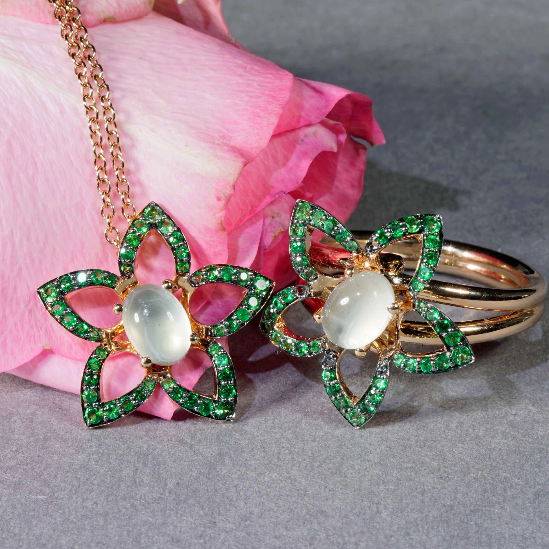 Floral Moonstone Tsavorite 18 kt Rosegold Pendant with Chain....poison green and moonlight